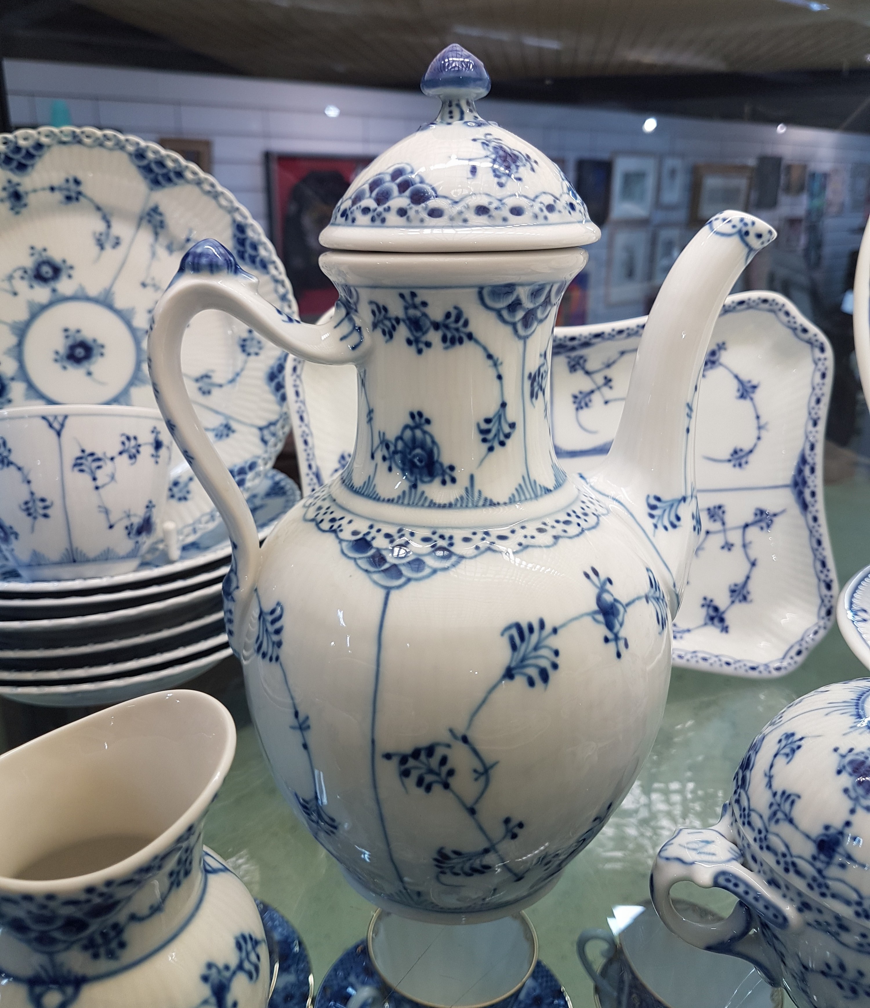 Detail d: Service, Royal Copenhagen, Musselmalet, meist Halbspitze: Kaffeekanne, Zuckerdose, Sahnegießer, 4 Tassen mit 6 Untertassen, rechteckiges Tablett, 8 ...