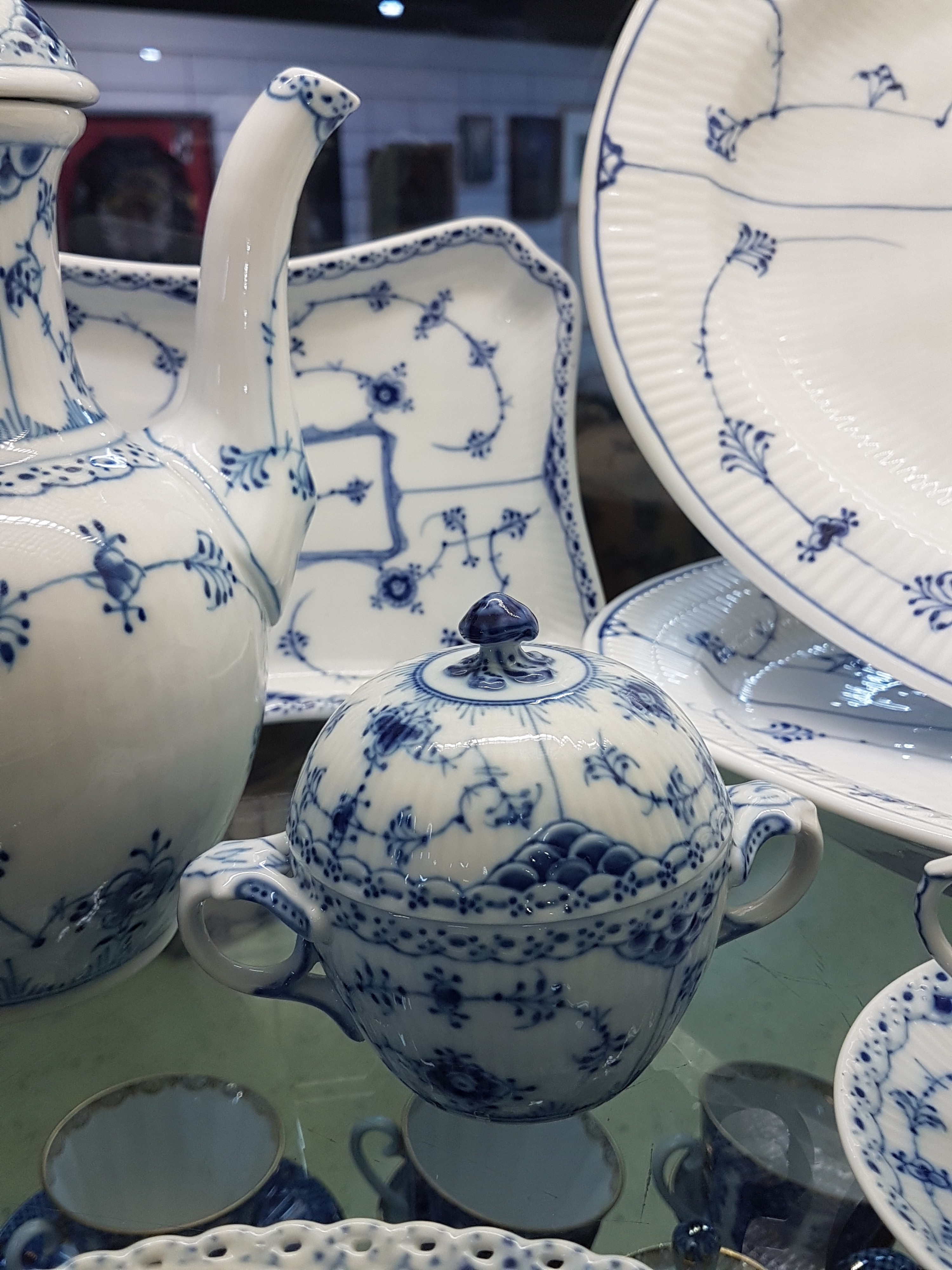 Detail e: Service, Royal Copenhagen, Musselmalet, meist Halbspitze: Kaffeekanne, Zuckerdose, Sahnegießer, 4 Tassen mit 6 Untertassen, rechteckiges Tablett, 8 ...