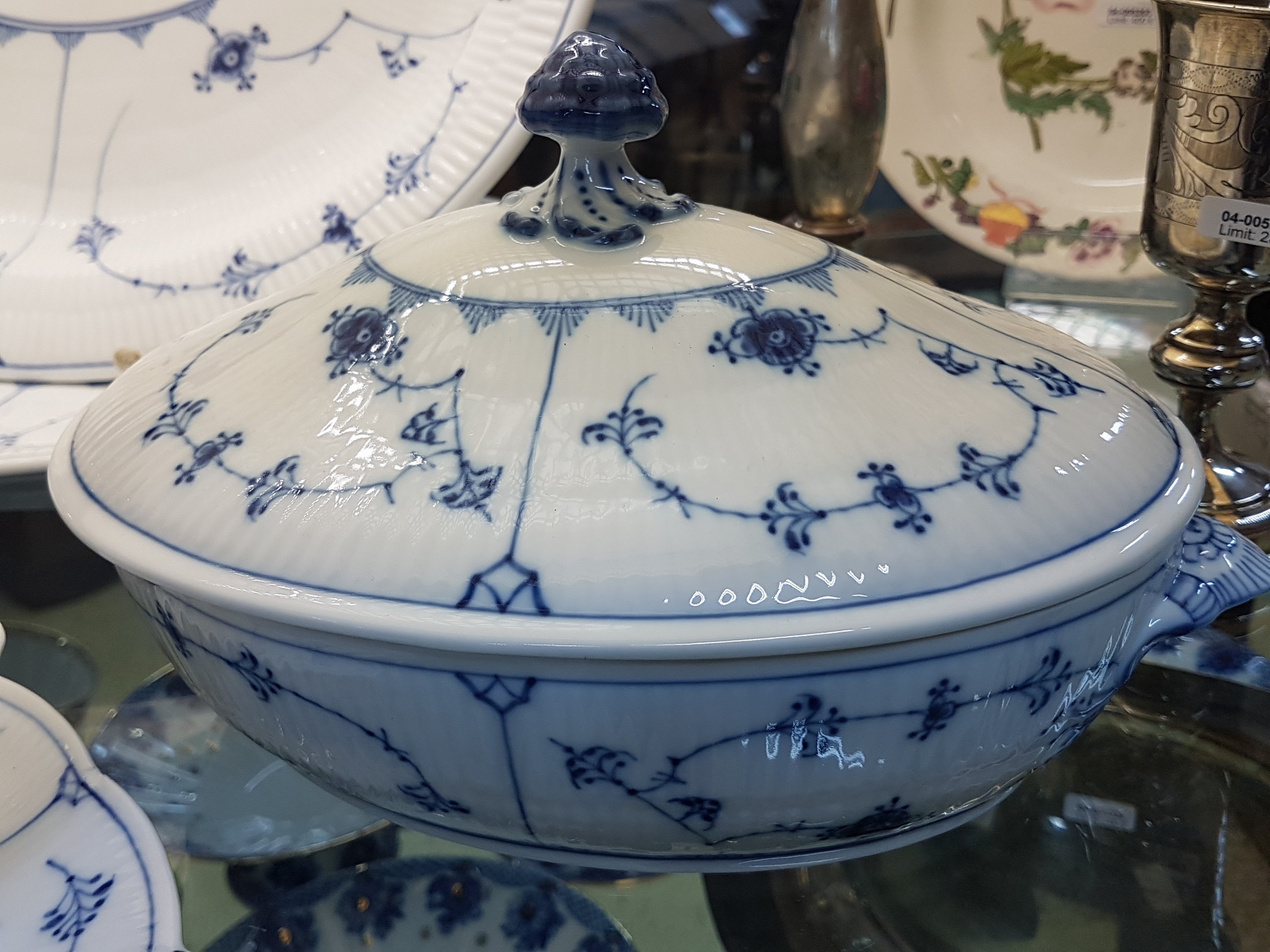 Detail f: Service, Royal Copenhagen, Musselmalet, meist Halbspitze: Kaffeekanne, Zuckerdose, Sahnegießer, 4 Tassen mit 6 Untertassen, rechteckiges Tablett, 8 ...