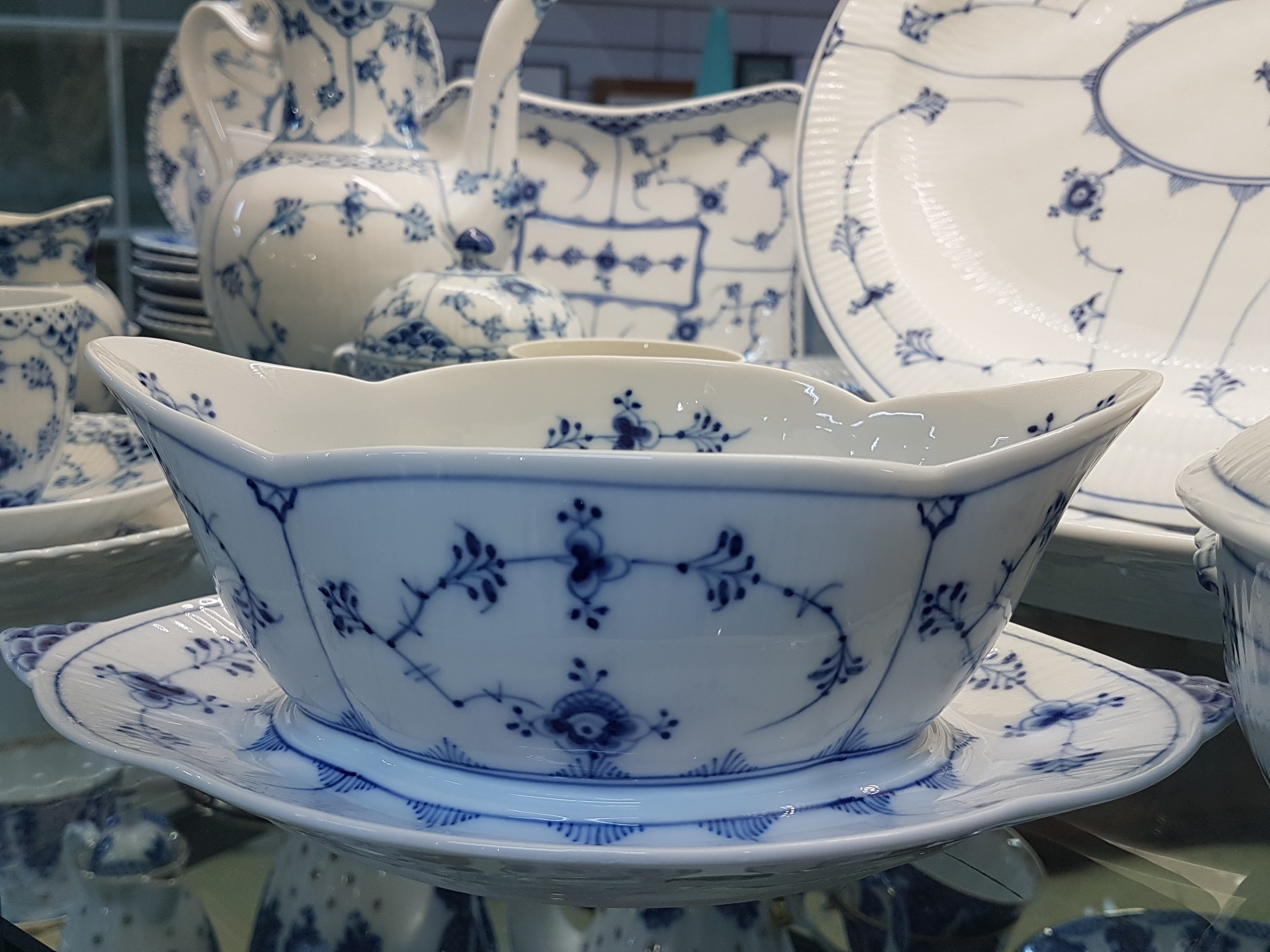 Detail g: Service, Royal Copenhagen, Musselmalet, meist Halbspitze: Kaffeekanne, Zuckerdose, Sahnegießer, 4 Tassen mit 6 Untertassen, rechteckiges Tablett, 8 ...