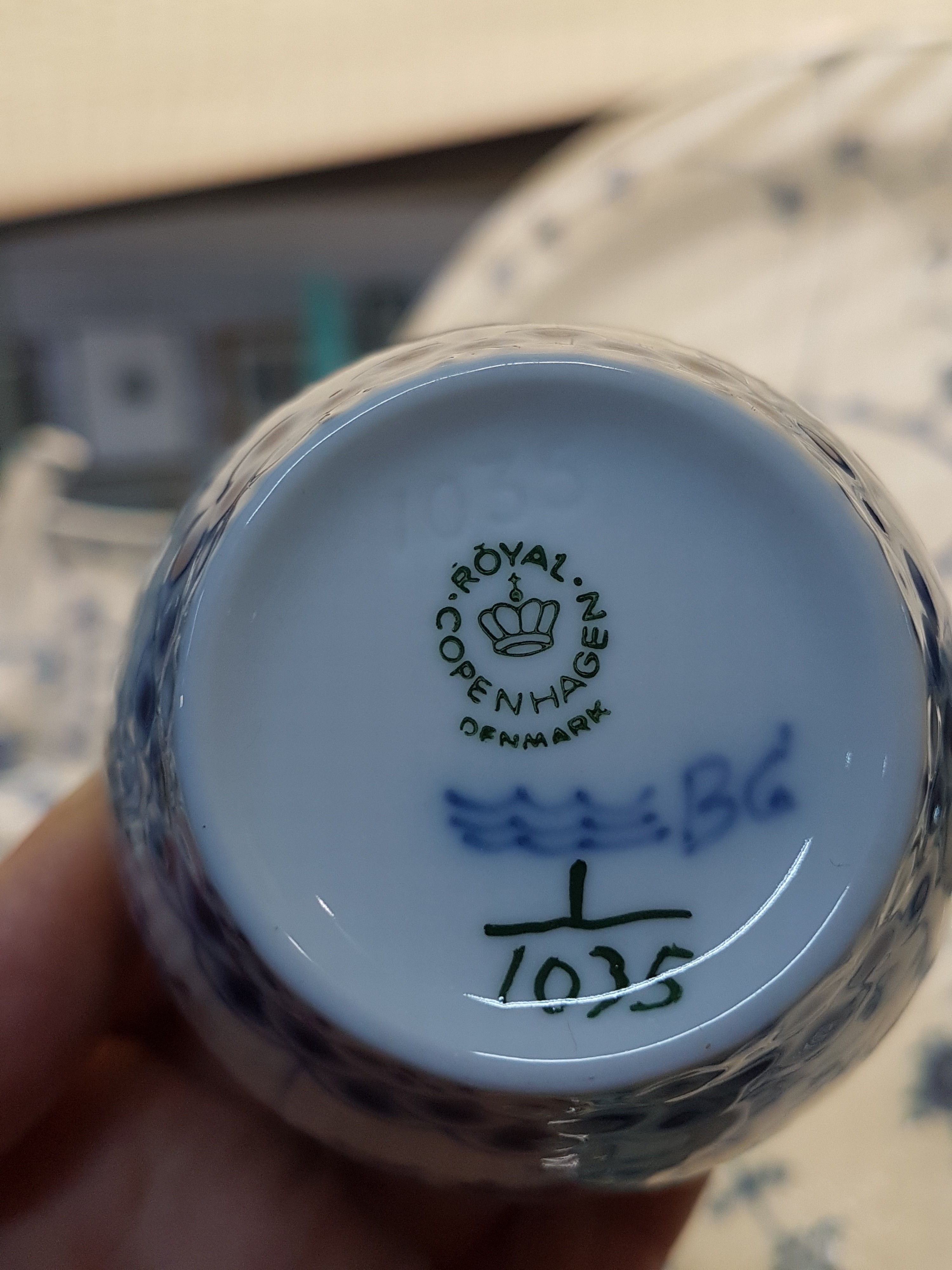 Detail h: Service, Royal Copenhagen, Musselmalet, meist Halbspitze: Kaffeekanne, Zuckerdose, Sahnegießer, 4 Tassen mit 6 Untertassen, rechteckiges Tablett, 8 ...