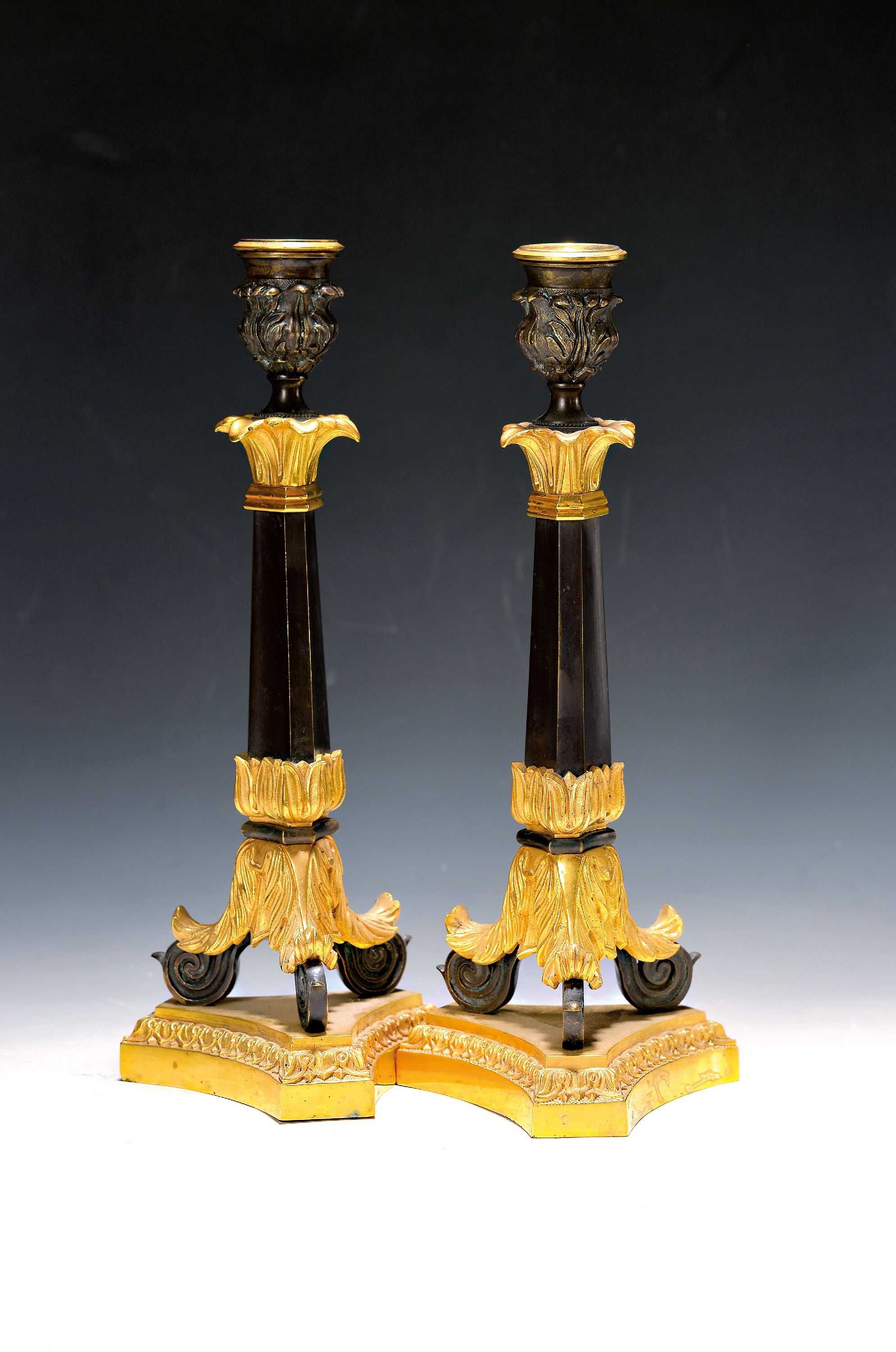 Paar Leuchter, Frankreich, um 1830, Bronze patiniert, z.T. vergoldet, l. Gebr.spuren, H. ca. 29 cm