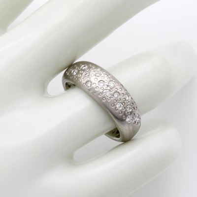 27070504a - Ring mit Brillanten, WG 750/000, matt. Ringschiene, 16 Brill. gestreut gef. zus. ca. ...