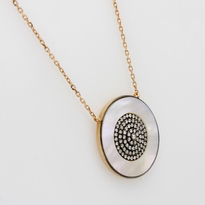 27070524a - Collier mit Perlmutt und Brillanten, RG 750/000, runder Anhänger m. Perlmutteinlage, 77 ...