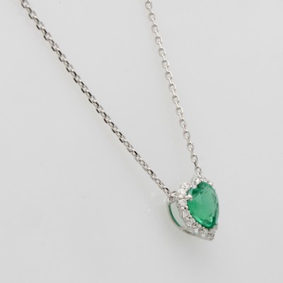 27070529a - Collier mit Smaragd und Brillanten, WG 750/000, Smaragdherz ca. 1.65 ct umgeben v. ...