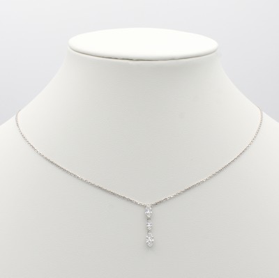27070534a - Collier mit Diamanten, WG 750/000, 3 Diamantnavettes zus. ca. 0.63 ct feines Weiß/ vs, ...