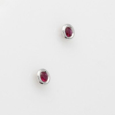 27070540a - Paar Ohrstecker mit Rubinen, WG 750/000, 2 fac. Rubine in glatter Fassung zus. ca. 0.36 ...