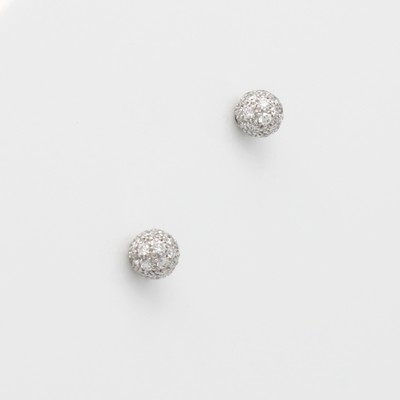 27070560a - Paar Ohrstecker mit Brillanten, WG 750/000, 2 Kugeln bes. m. insges. 62 Brill. zus. ca. ...