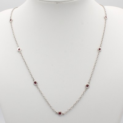 27070568a - Collier mit Rubinen, WG 750/000, 10 fac. Rubine zus. ca. 0.45 ct, in L. ca. 40.5 u. 43 ...