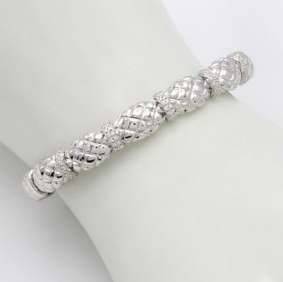 27070571a - Armspange mit Brillanten, WG 750/000, gemusterte Oberfläche, 96 Brill. zus. ca. 0.34ct ...