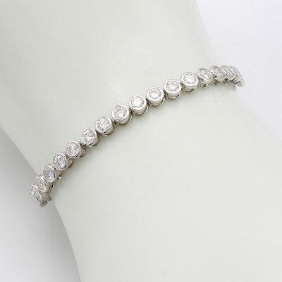 27070572a - Tennisarmband mit Brillanten, WG 750/000, 46 Brill. in Zargenfassungen zus. ca. 4.11 ct ...