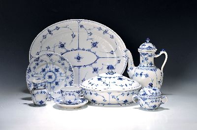 Image Service, Royal Copenhagen, Musselmalet, meist Halbspitze: Kaffeekanne, Zuckerdose, ...