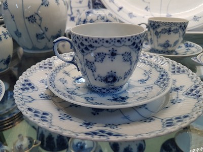 27070588b - Service, Royal Copenhagen, Musselmalet, mostly half lace: coffee pot, sugar bowl, cream ...