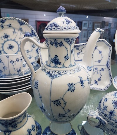 27070588d - Service, Royal Copenhagen, Musselmalet, mostly half lace: coffee pot, sugar bowl, cream ...