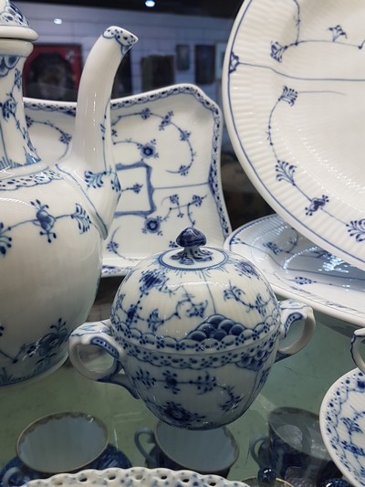 27070588e - Service, Royal Copenhagen, Musselmalet, mostly half lace: coffee pot, sugar bowl, cream ...