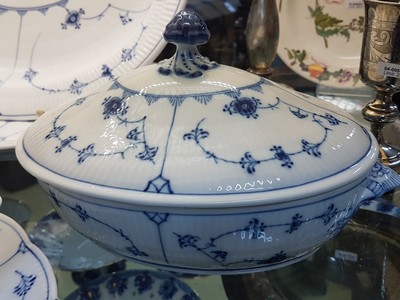 27070588f - Service, Royal Copenhagen, Musselmalet, mostly half lace: coffee pot, sugar bowl, cream ...