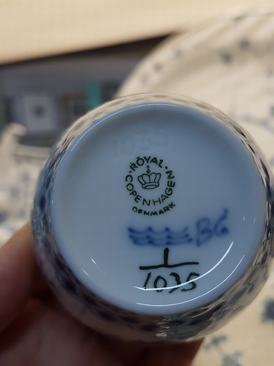 27070588h - Service, Royal Copenhagen, Musselmalet, mostly half lace: coffee pot, sugar bowl, cream ...