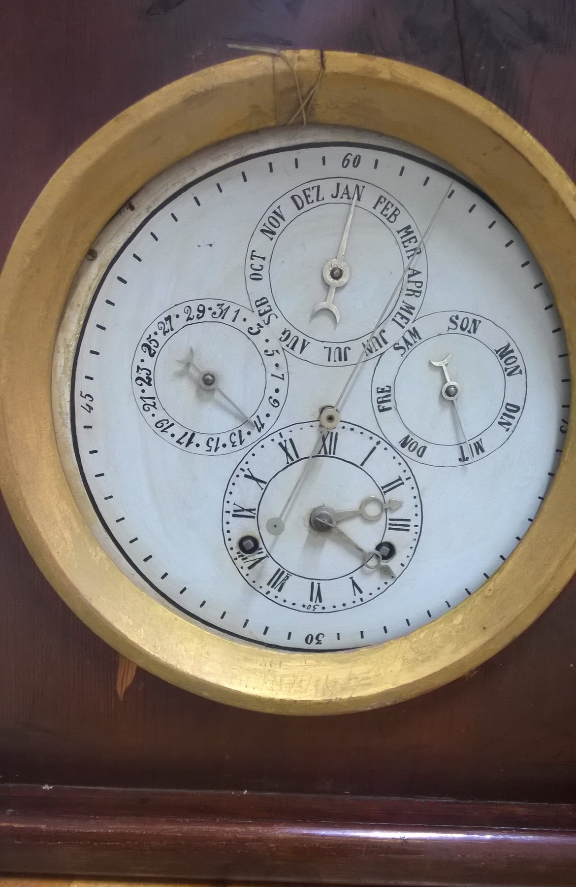 Detail a: Standuhr mit Kalendarium, Bergisches Land um 1820, zweiteiliges Gehäuse (urspr. sog. "Bergischer Kopf"), Bekrönungsgalerie sek. ...