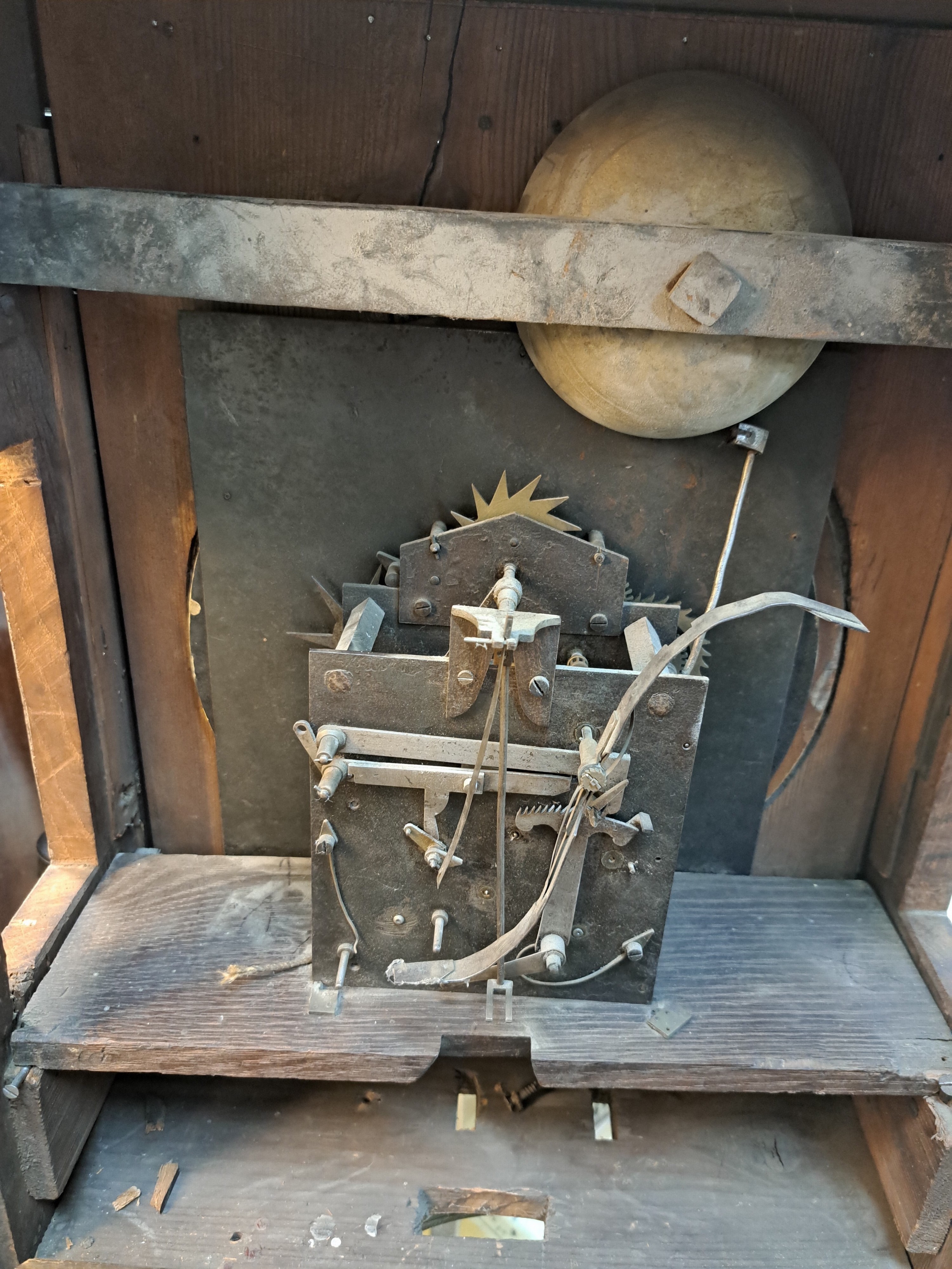 Detail d: Standuhr mit Kalendarium, Bergisches Land um 1820, zweiteiliges Gehäuse (urspr. sog. "Bergischer Kopf"), Bekrönungsgalerie sek. ...