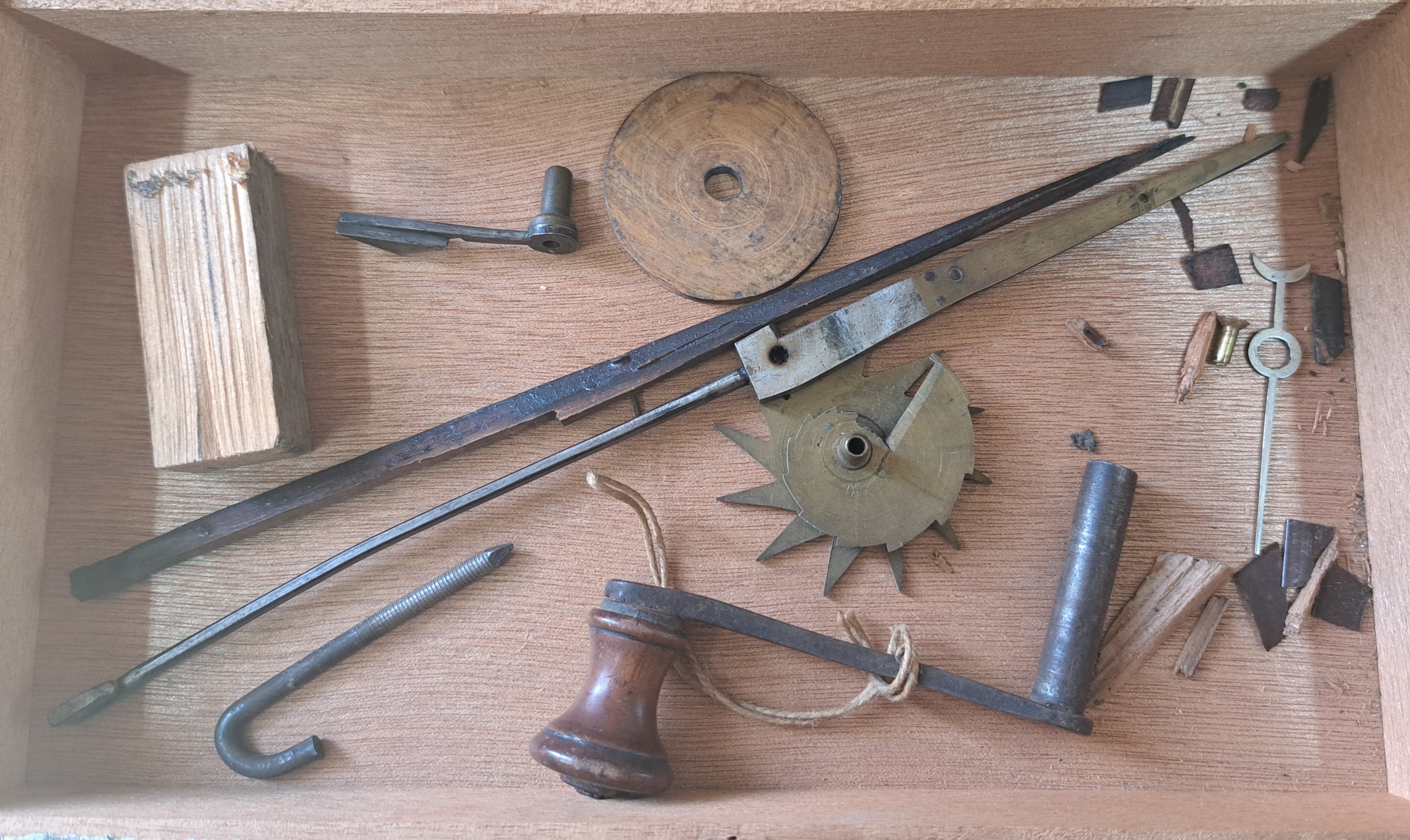 Detail g: Standuhr mit Kalendarium, Bergisches Land um 1820, zweiteiliges Gehäuse (urspr. sog. "Bergischer Kopf"), Bekrönungsgalerie sek. ...