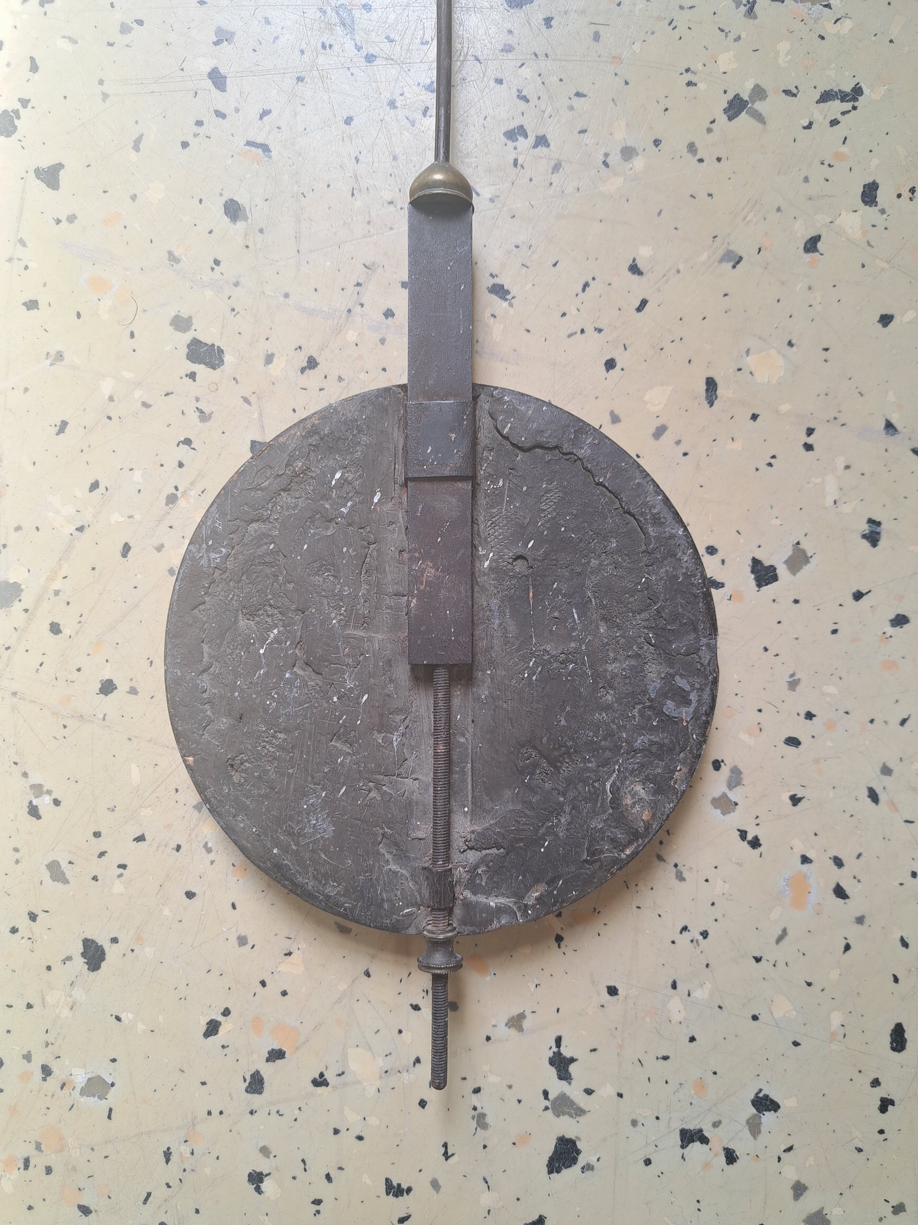 Detail k: Standuhr mit Kalendarium, Bergisches Land um 1820, zweiteiliges Gehäuse (urspr. sog. "Bergischer Kopf"), Bekrönungsgalerie sek. ...