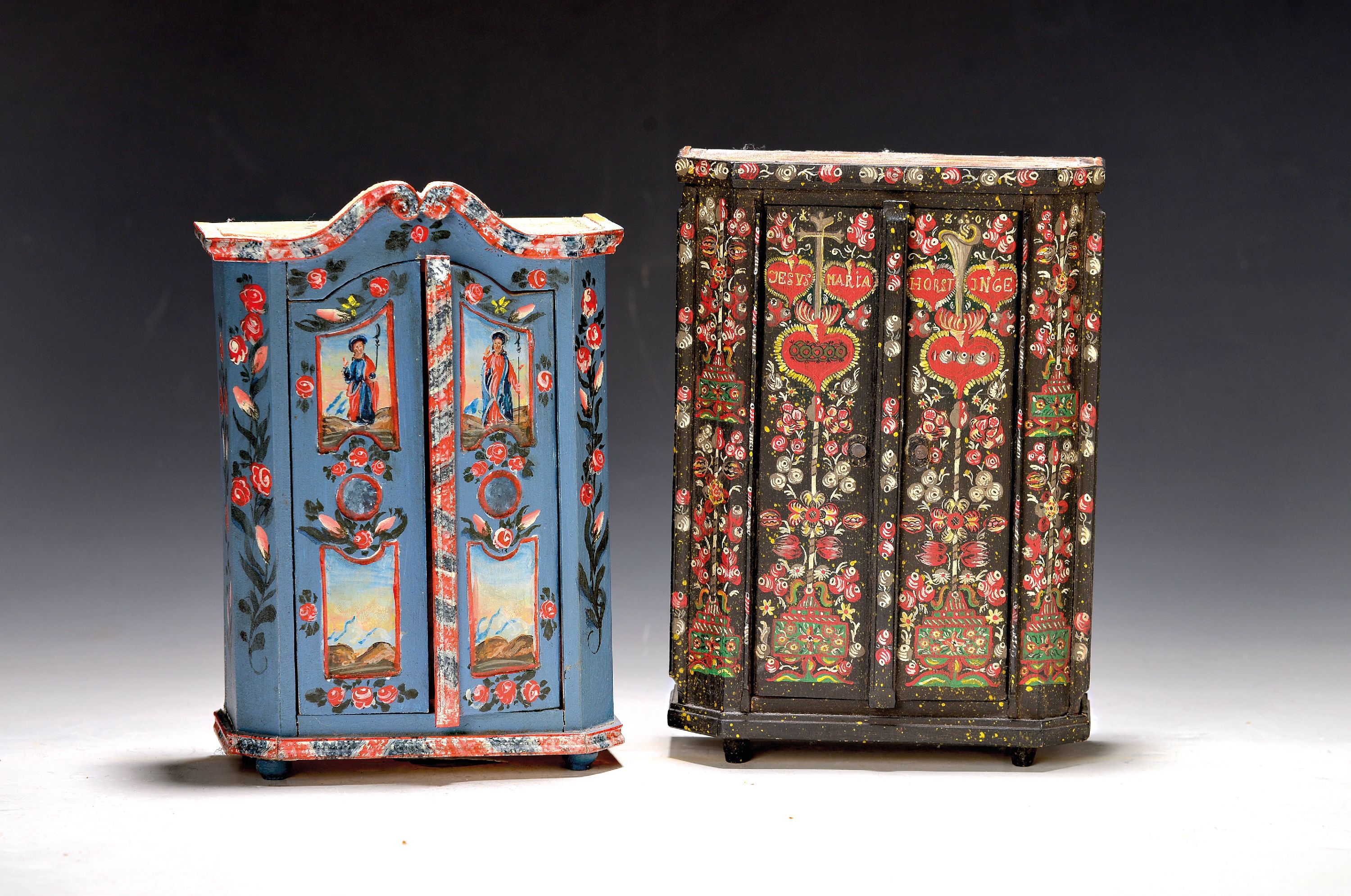 Image 27070661 - Zwei Modellschränke/Puppenmöbel, nach bäuerlichem barockem Vorbild, bemalt, ...