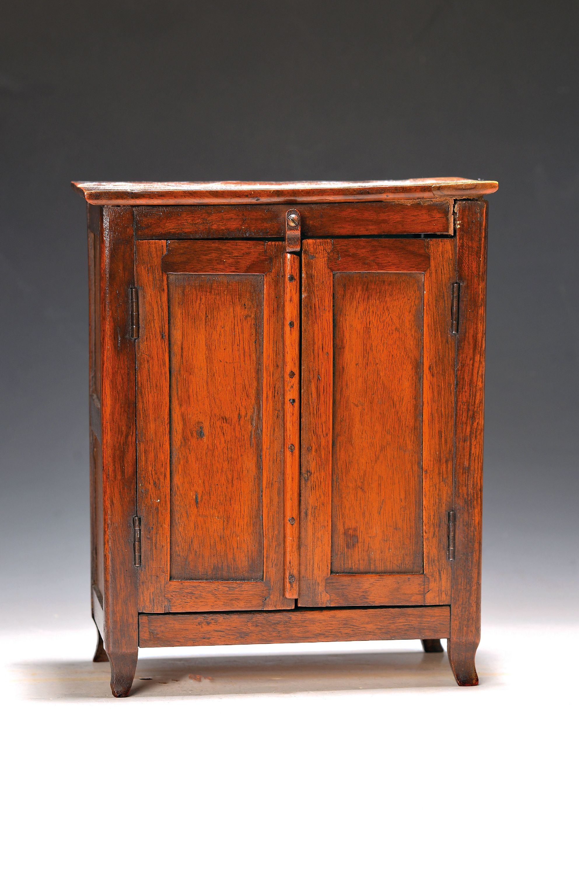 Image 27070662 - Modellschrank/Puppenmöbel, 19. Jh., Nussbaum massiv, Inneneinrichtung, ca. 26 x 21x 11 ...