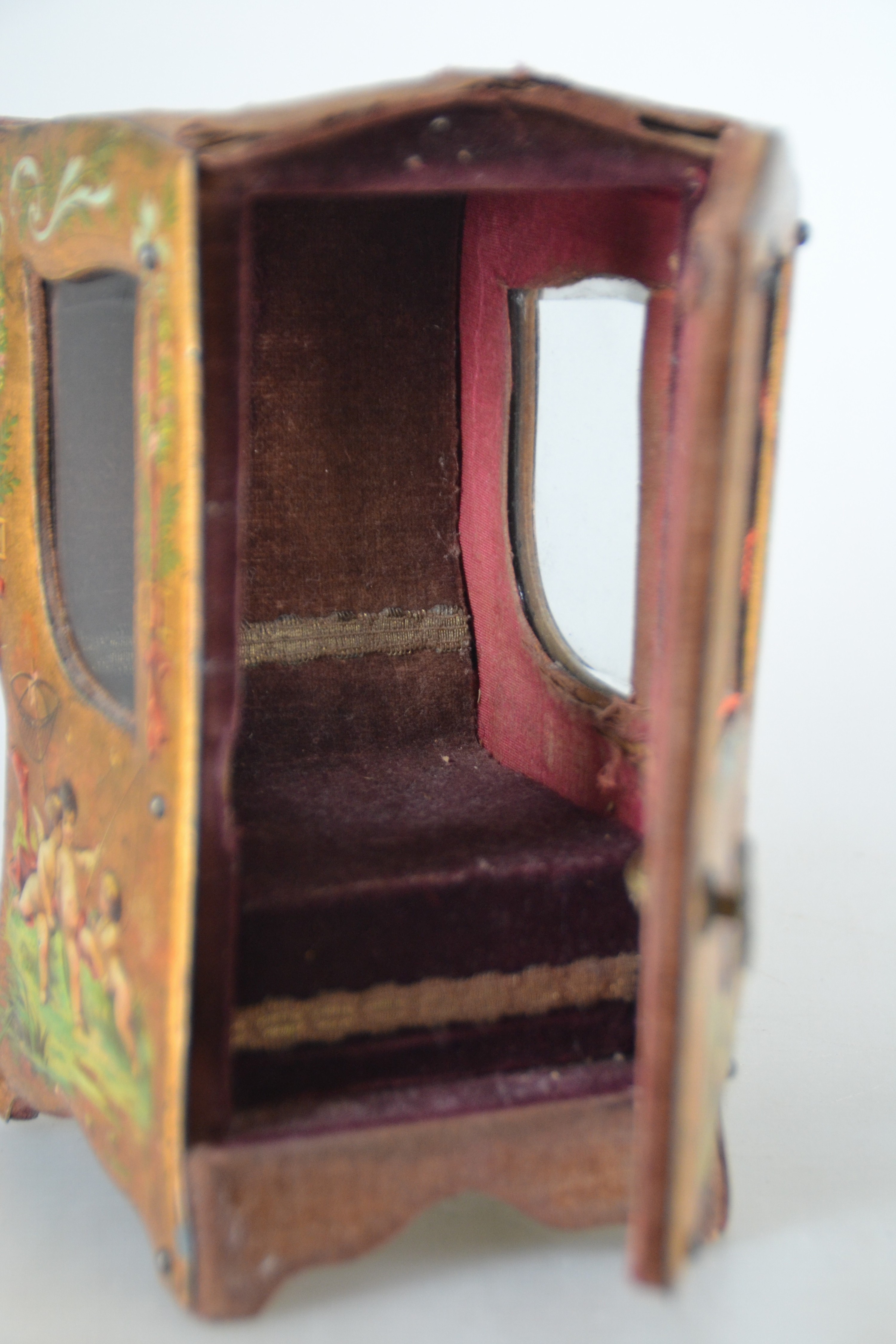 Detail a: Modell einer Sänfte/Sedan Chair, um 1860/80 Korpus mit Samt und dünnen Metallplatten belegt, diese mit Umdruckverfahren dekoriert, spielende ...
