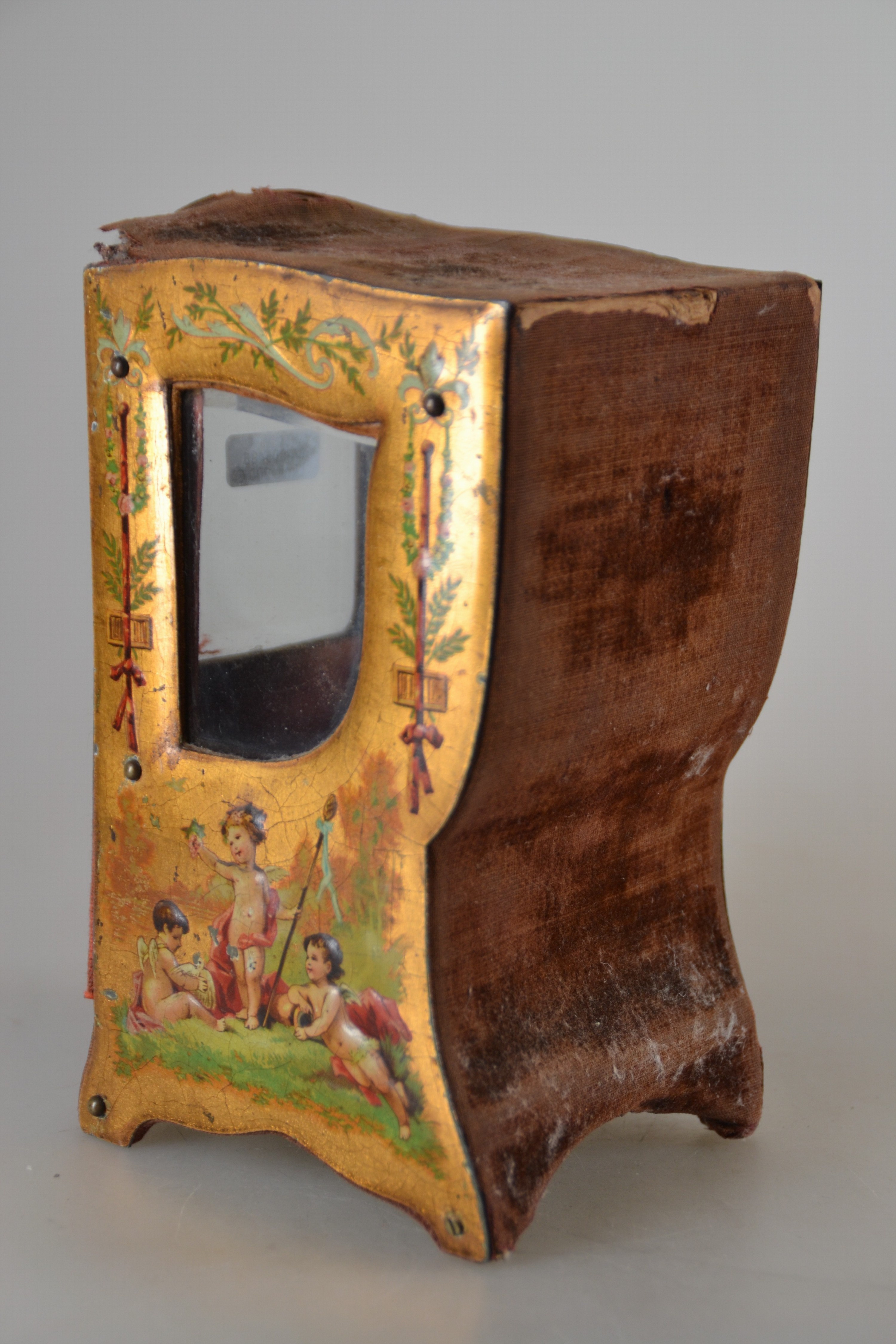 Detail b: Modell einer Sänfte/Sedan Chair, um 1860/80 Korpus mit Samt und dünnen Metallplatten belegt, diese mit Umdruckverfahren dekoriert, spielende ...