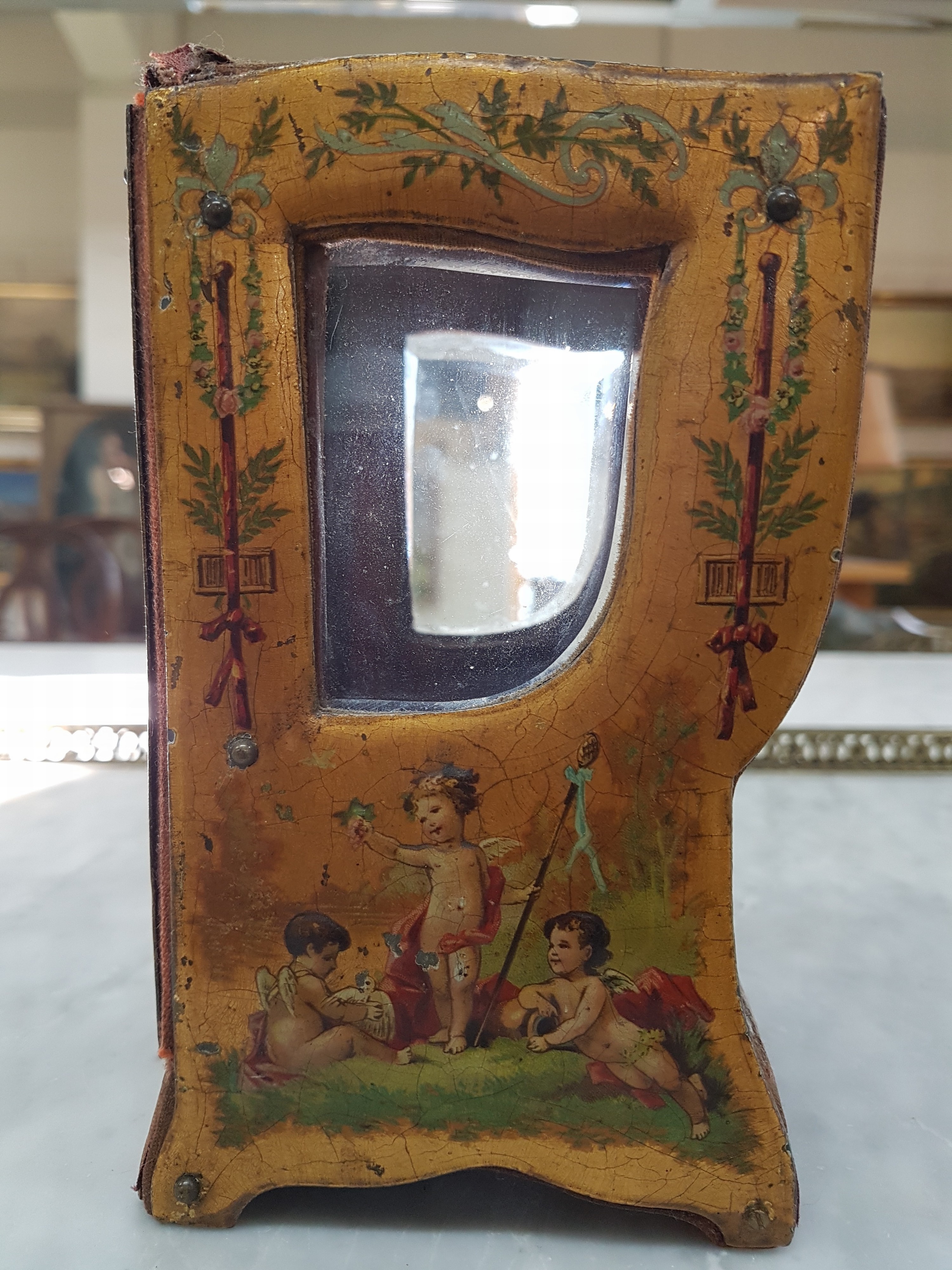 Detail i: Modell einer Sänfte/Sedan Chair, um 1860/80 Korpus mit Samt und dünnen Metallplatten belegt, diese mit Umdruckverfahren dekoriert, spielende ...