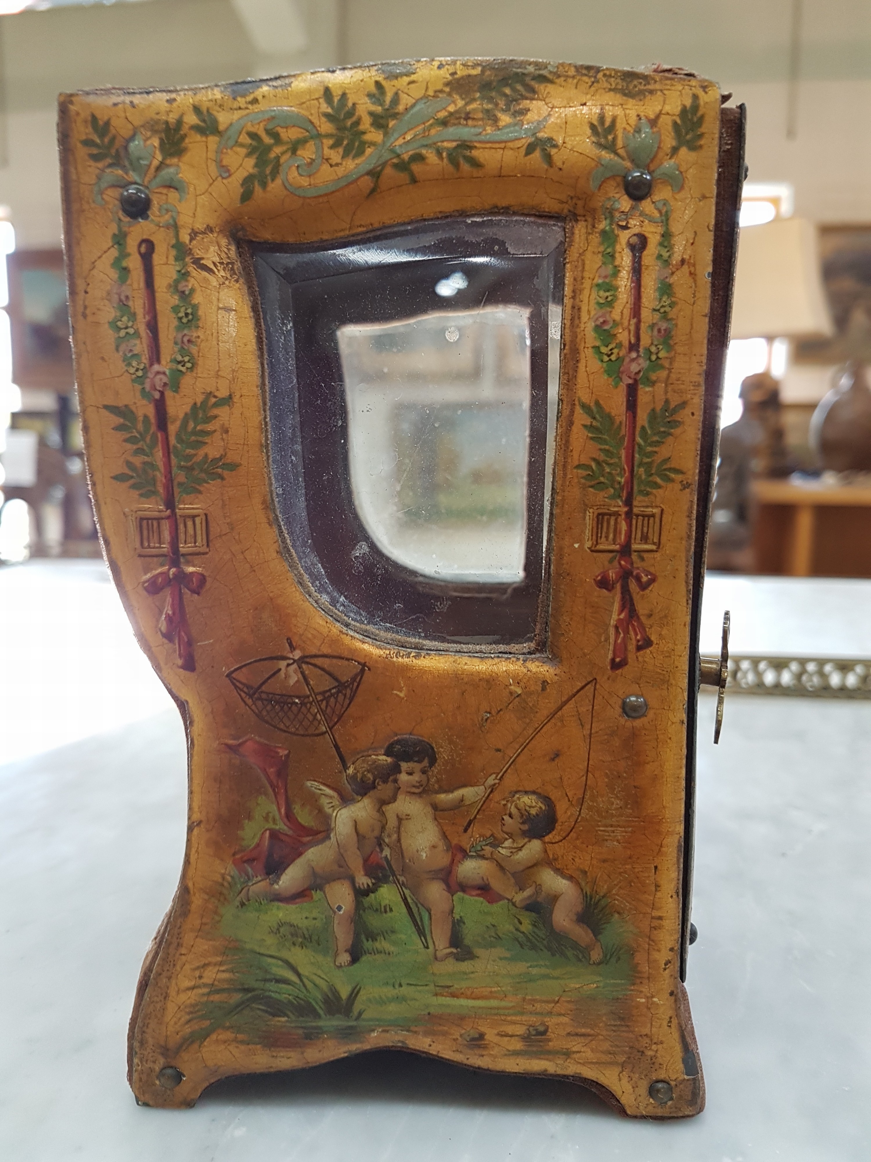 Detail j: Modell einer Sänfte/Sedan Chair, um 1860/80 Korpus mit Samt und dünnen Metallplatten belegt, diese mit Umdruckverfahren dekoriert, spielende ...