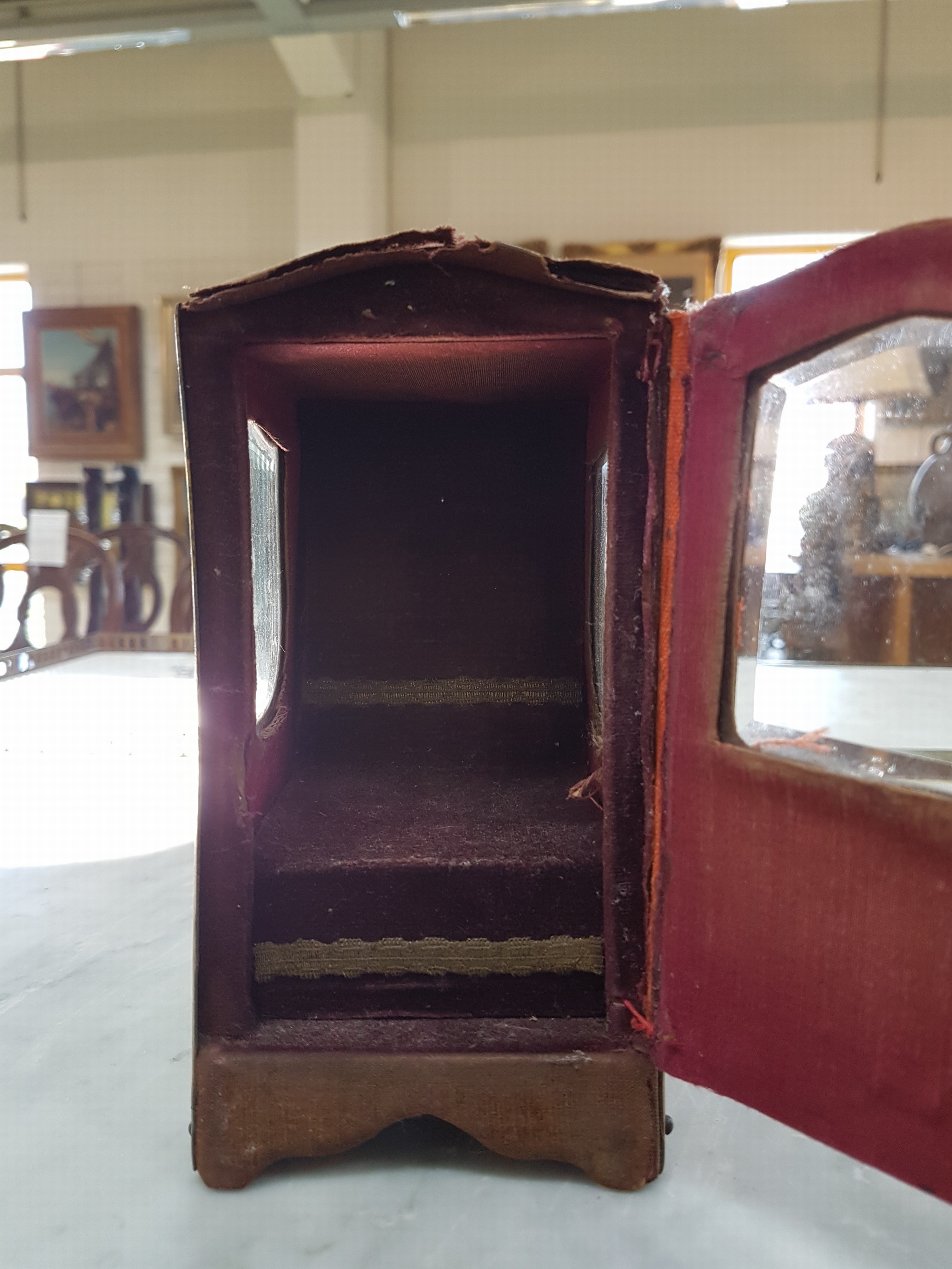 Detail k: Modell einer Sänfte/Sedan Chair, um 1860/80 Korpus mit Samt und dünnen Metallplatten belegt, diese mit Umdruckverfahren dekoriert, spielende ...