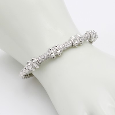 27070618a - Armspange mit Brillanten, WG 750/000, gemusterte Oberfläche, pyramidenförm. Elemente, ...