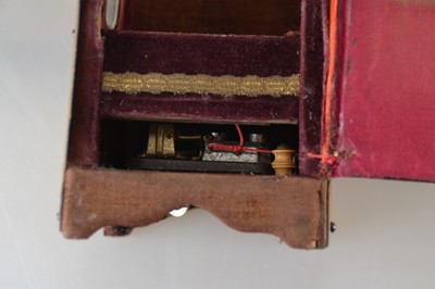 27070672f - Modell einer Sänfte/Sedan Chair, um 1860/80 Korpus mit Samt und dünnen Metallplatten ...
