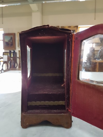 27070672k - Modell einer Sänfte/Sedan Chair, um 1860/80 Korpus mit Samt und dünnen Metallplatten ...