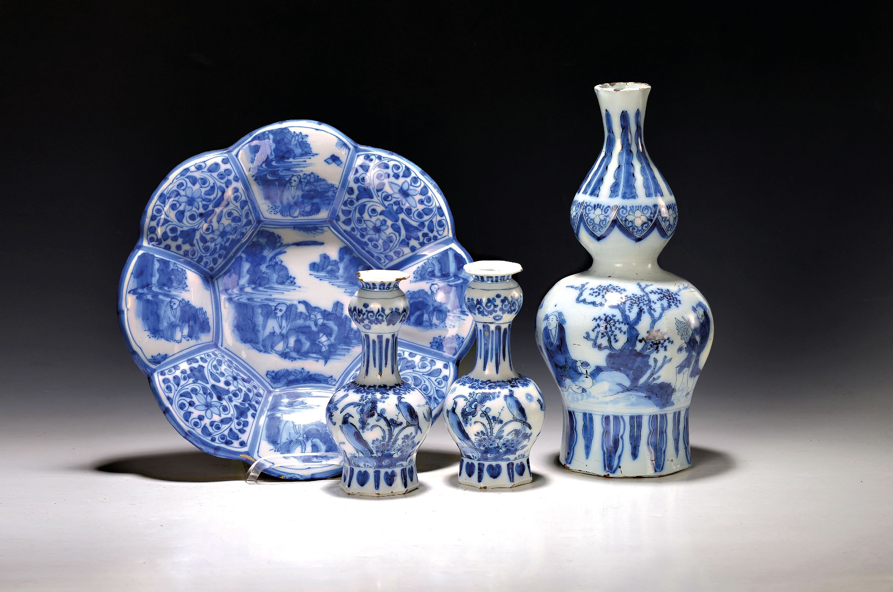 Image 27070708 - Vier Teile barocke Fayence, 18. Jh., Frankfurter Schale, D. 31.5 cm, Vase H. ca. 34 cm, ...