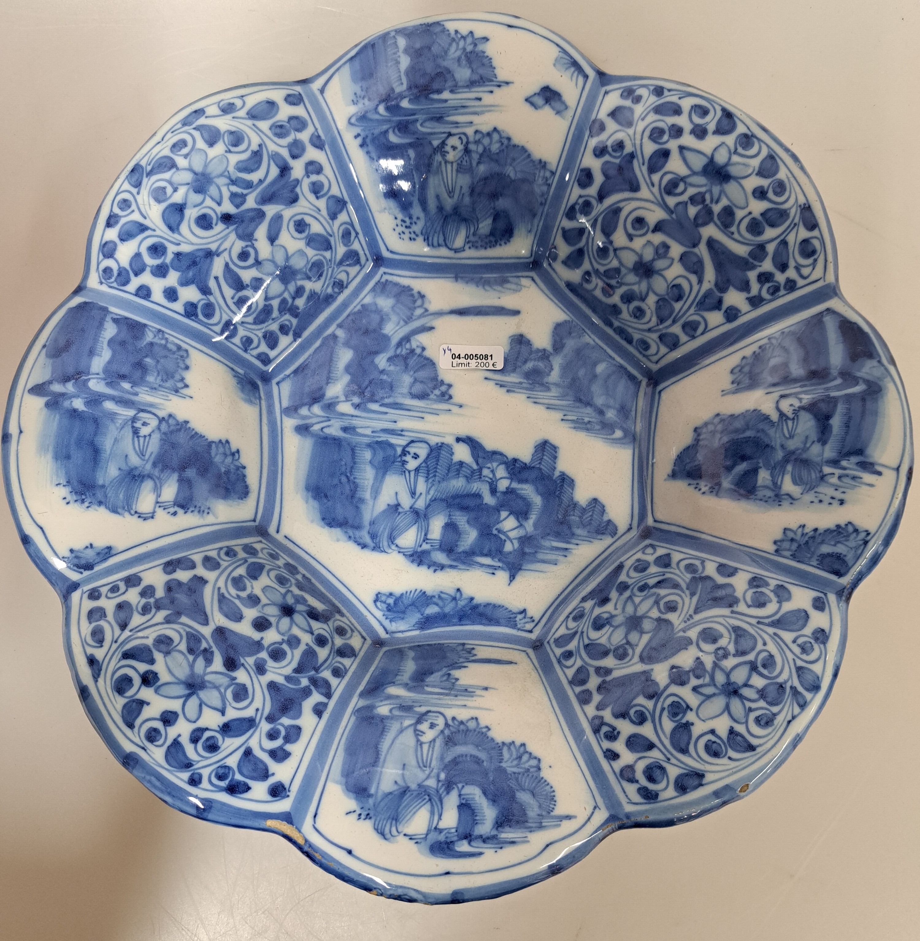 Detail a: Vier Teile barocke Fayence, 18. Jh., Frankfurter Schale, D. 31.5 cm, Vase H. ca. 34 cm, zwei kleine Vasen H. 18.5 cm, eine Vase am Rand besch., die ...