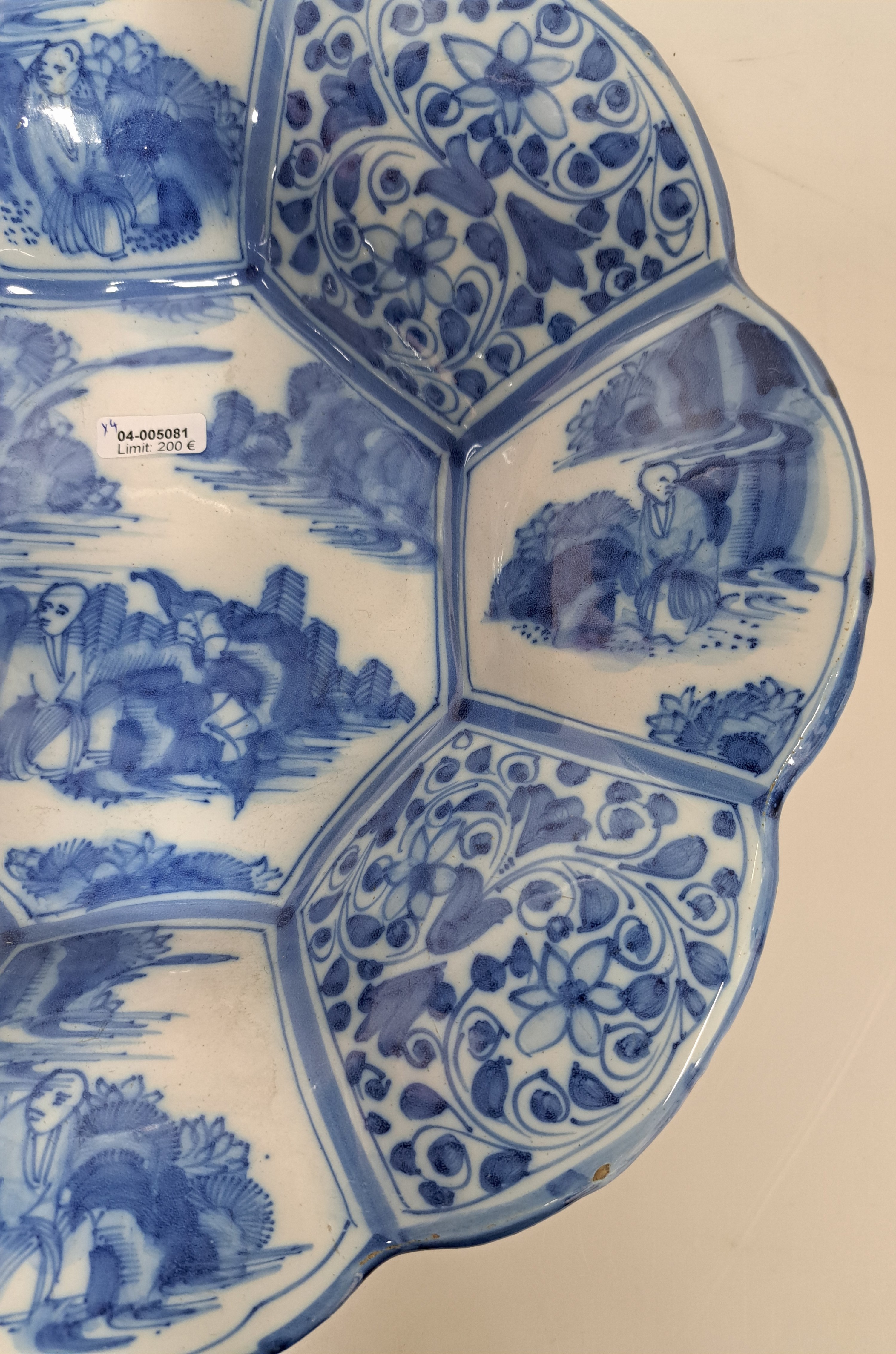 Detail b: Vier Teile barocke Fayence, 18. Jh., Frankfurter Schale, D. 31.5 cm, Vase H. ca. 34 cm, zwei kleine Vasen H. 18.5 cm, eine Vase am Rand besch., die ...