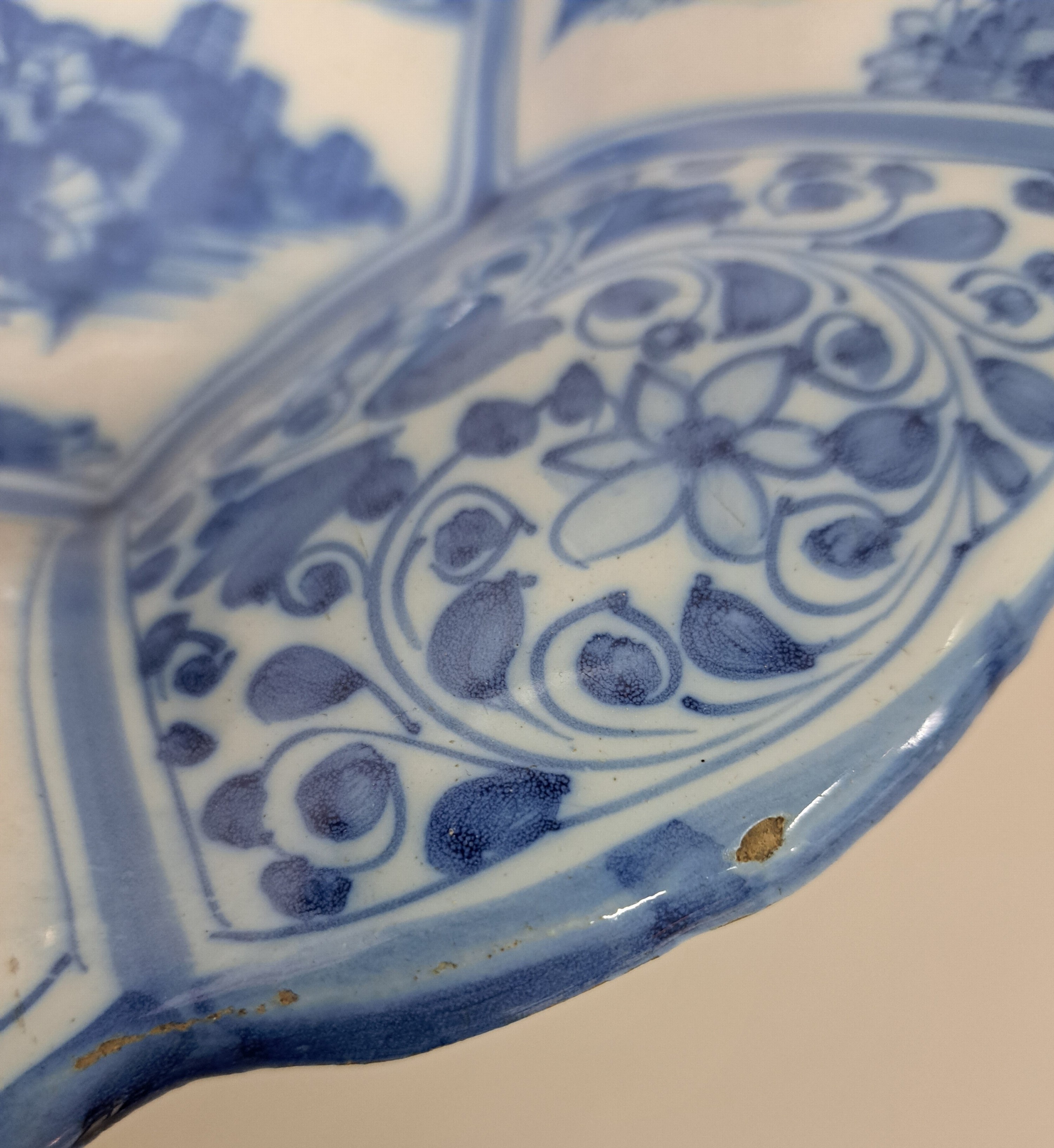 Detail c: Vier Teile barocke Fayence, 18. Jh., Frankfurter Schale, D. 31.5 cm, Vase H. ca. 34 cm, zwei kleine Vasen H. 18.5 cm, eine Vase am Rand besch., die ...