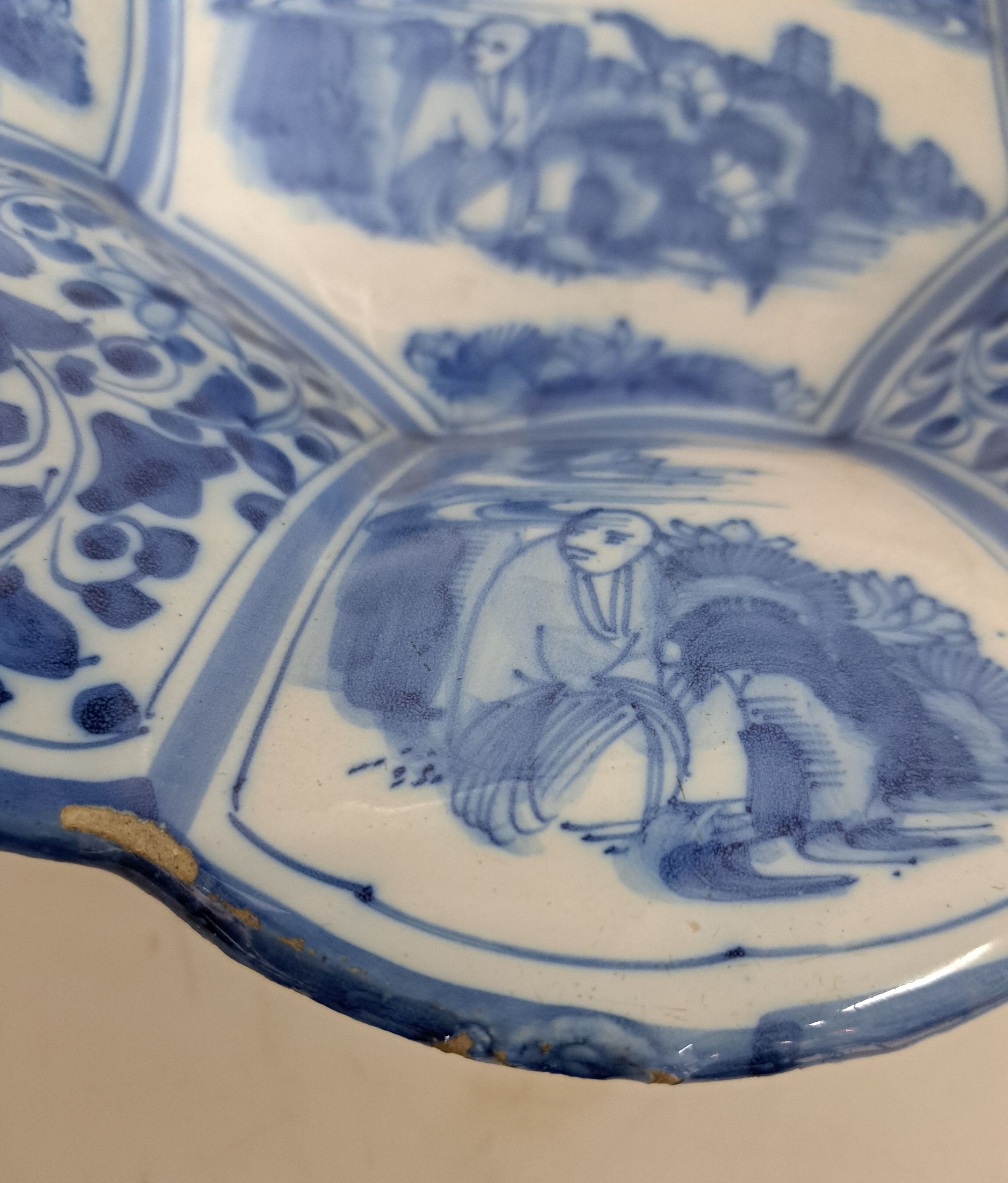 Detail d: Vier Teile barocke Fayence, 18. Jh., Frankfurter Schale, D. 31.5 cm, Vase H. ca. 34 cm, zwei kleine Vasen H. 18.5 cm, eine Vase am Rand besch., die ...
