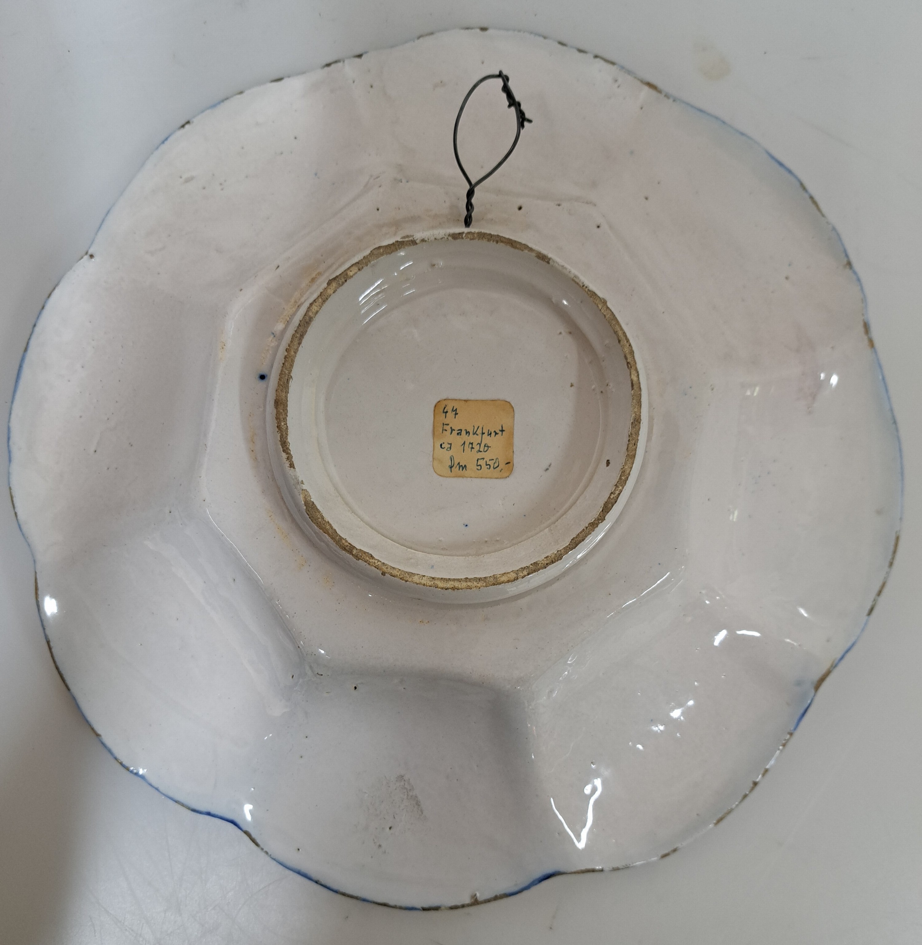 Detail e: Vier Teile barocke Fayence, 18. Jh., Frankfurter Schale, D. 31.5 cm, Vase H. ca. 34 cm, zwei kleine Vasen H. 18.5 cm, eine Vase am Rand besch., die ...