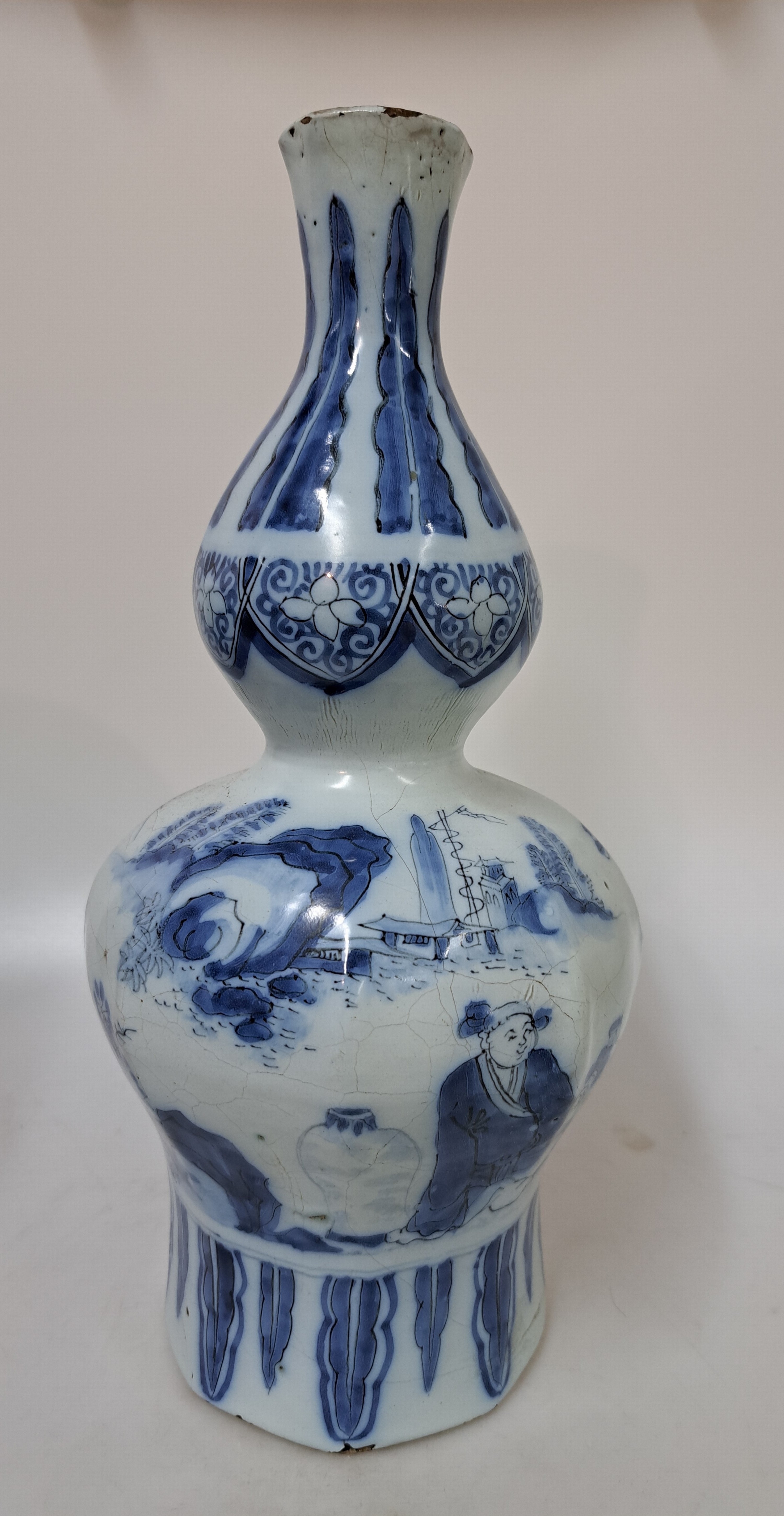 Detail f: Vier Teile barocke Fayence, 18. Jh., Frankfurter Schale, D. 31.5 cm, Vase H. ca. 34 cm, zwei kleine Vasen H. 18.5 cm, eine Vase am Rand besch., die ...