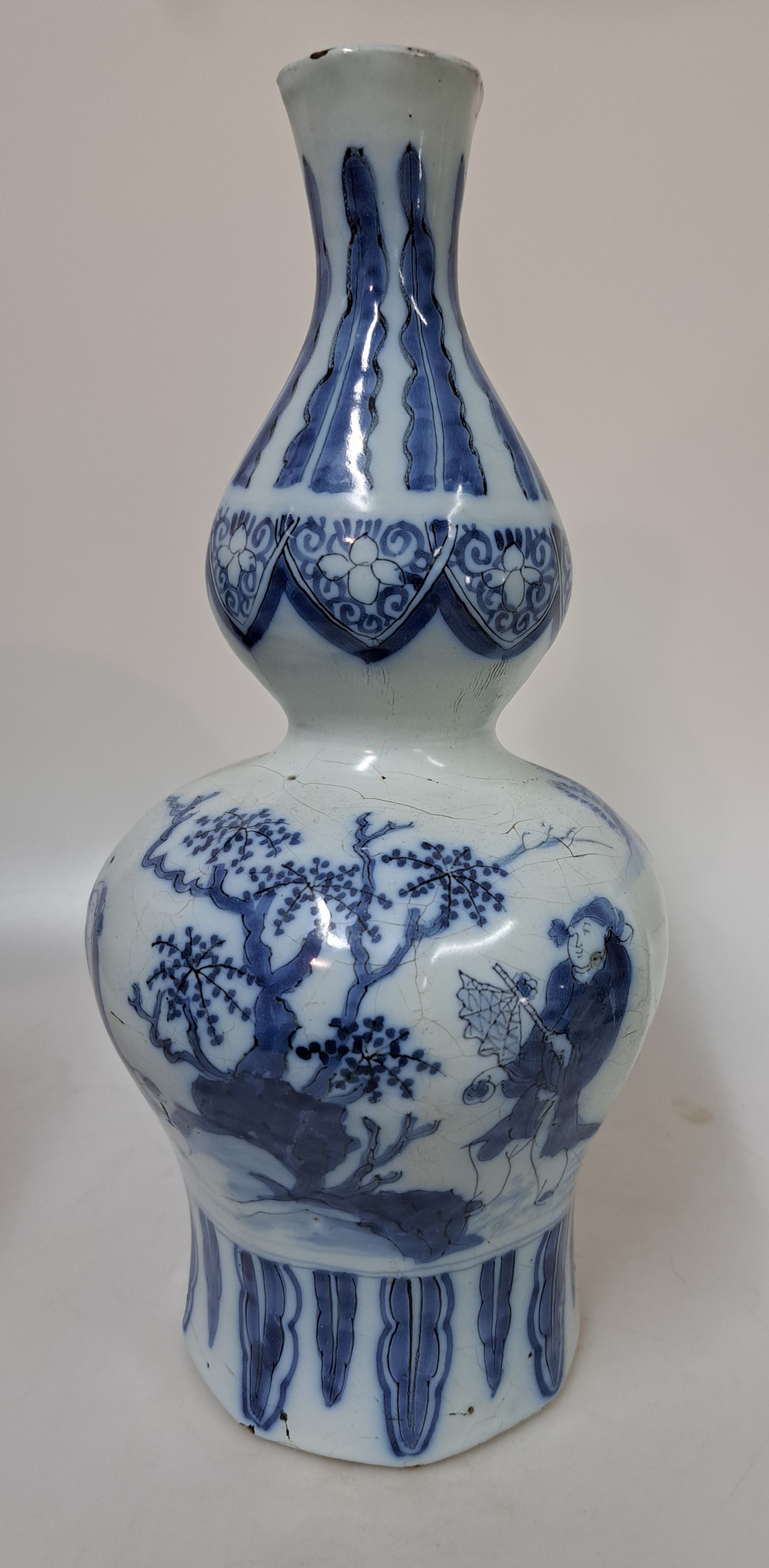 Detail g: Vier Teile barocke Fayence, 18. Jh., Frankfurter Schale, D. 31.5 cm, Vase H. ca. 34 cm, zwei kleine Vasen H. 18.5 cm, eine Vase am Rand besch., die ...