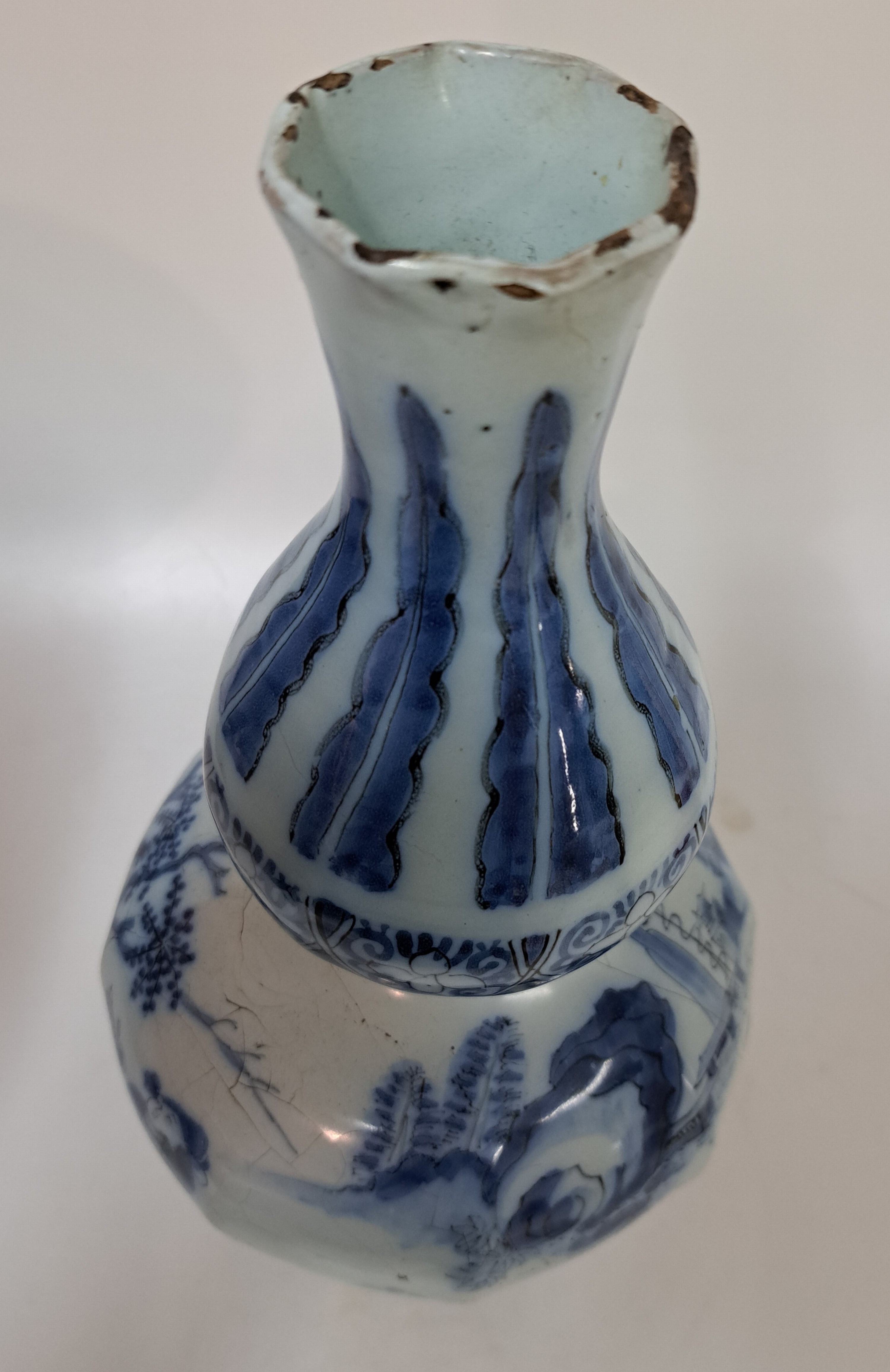 Detail h: Vier Teile barocke Fayence, 18. Jh., Frankfurter Schale, D. 31.5 cm, Vase H. ca. 34 cm, zwei kleine Vasen H. 18.5 cm, eine Vase am Rand besch., die ...