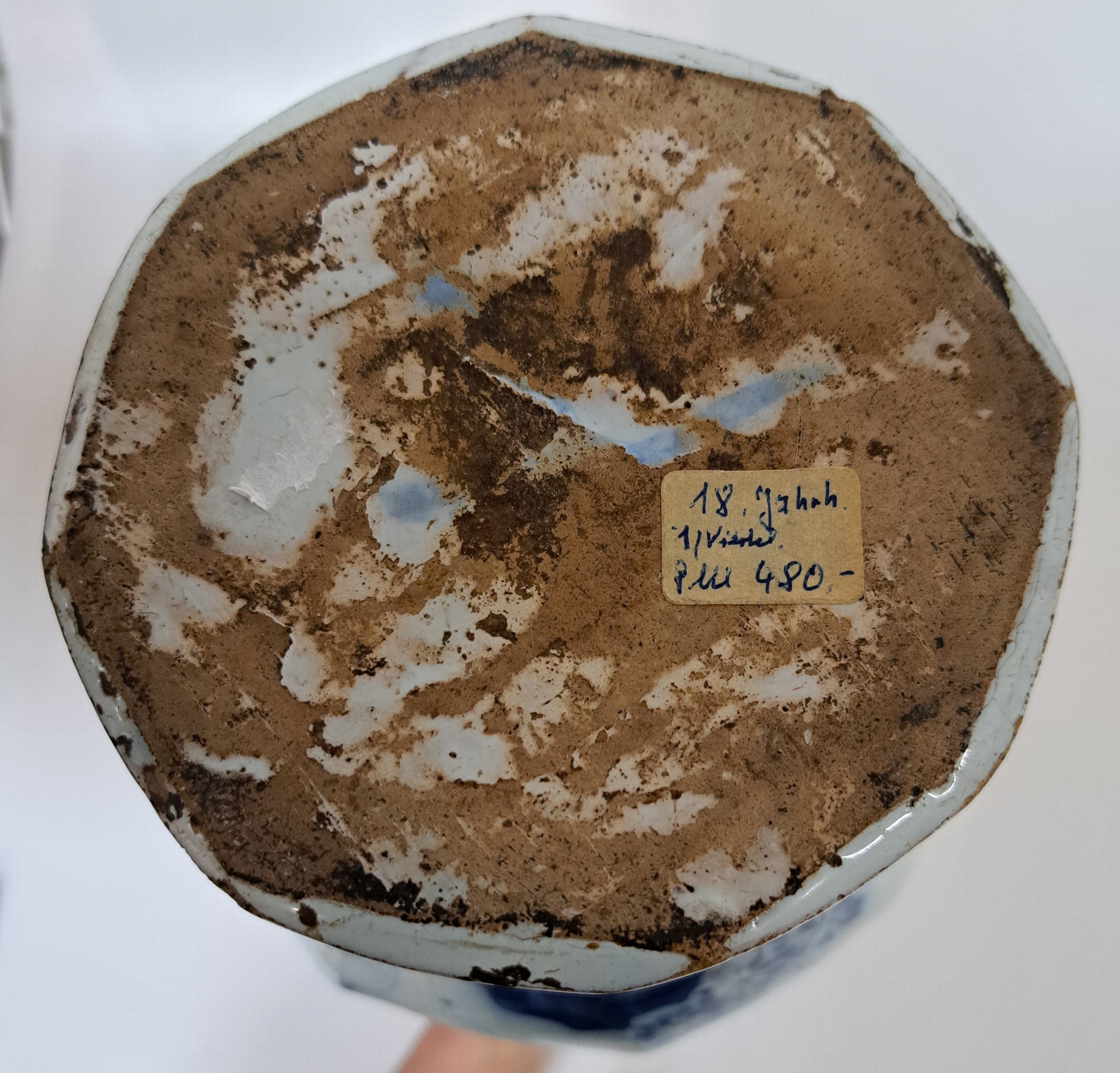 Detail i: Vier Teile barocke Fayence, 18. Jh., Frankfurter Schale, D. 31.5 cm, Vase H. ca. 34 cm, zwei kleine Vasen H. 18.5 cm, eine Vase am Rand besch., die ...