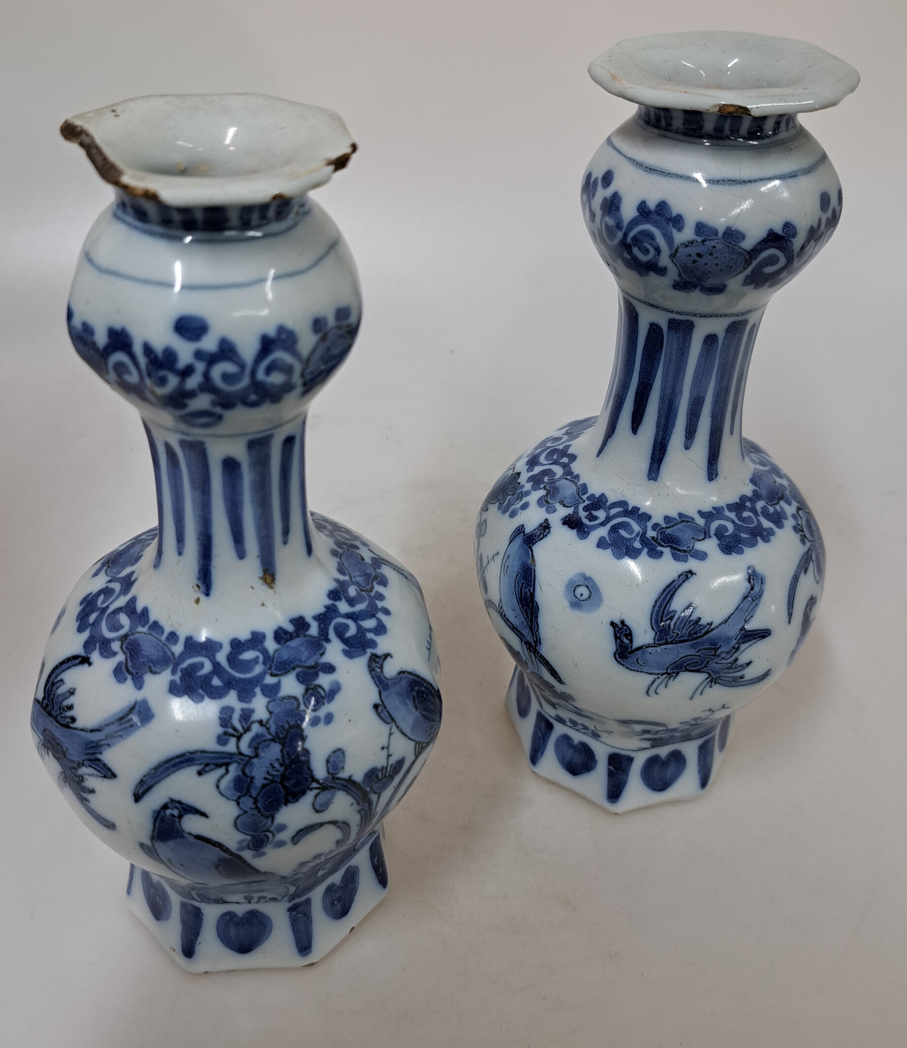 Detail j: Vier Teile barocke Fayence, 18. Jh., Frankfurter Schale, D. 31.5 cm, Vase H. ca. 34 cm, zwei kleine Vasen H. 18.5 cm, eine Vase am Rand besch., die ...