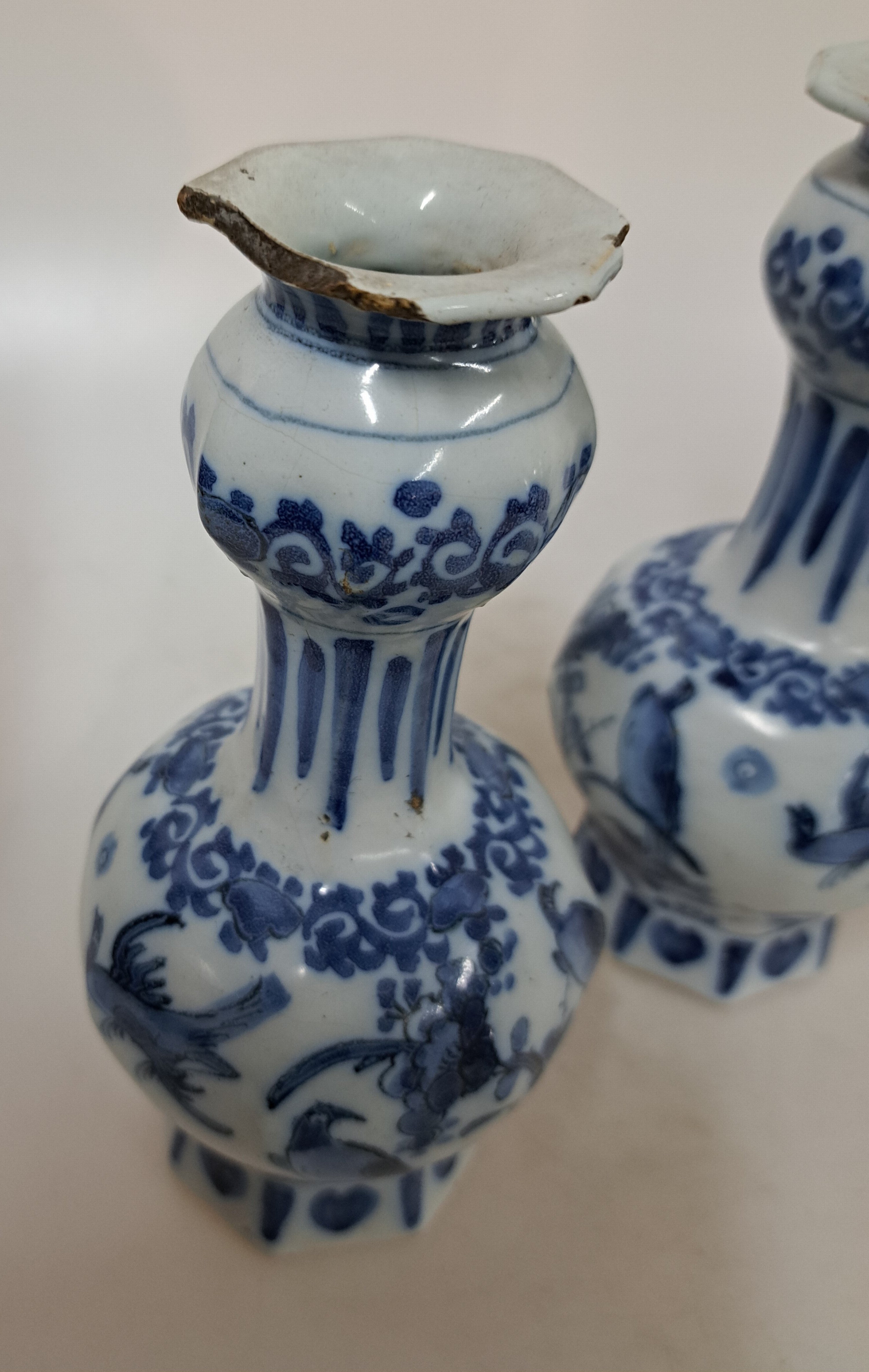 Detail k: Vier Teile barocke Fayence, 18. Jh., Frankfurter Schale, D. 31.5 cm, Vase H. ca. 34 cm, zwei kleine Vasen H. 18.5 cm, eine Vase am Rand besch., die ...