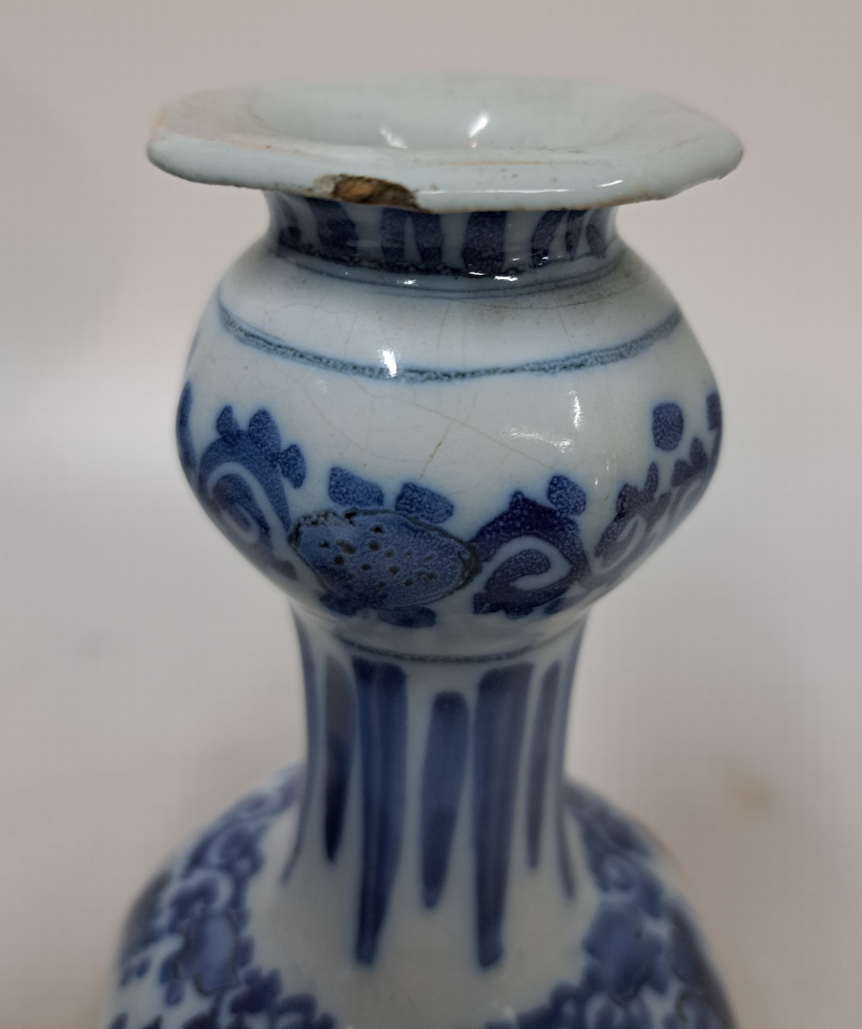 Detail l: Vier Teile barocke Fayence, 18. Jh., Frankfurter Schale, D. 31.5 cm, Vase H. ca. 34 cm, zwei kleine Vasen H. 18.5 cm, eine Vase am Rand besch., die ...