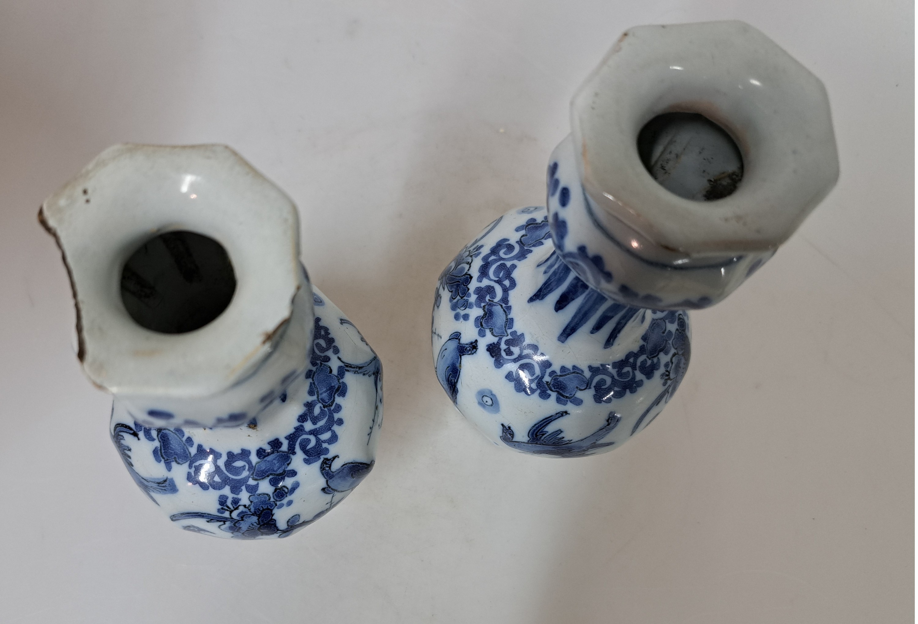Detail m: Vier Teile barocke Fayence, 18. Jh., Frankfurter Schale, D. 31.5 cm, Vase H. ca. 34 cm, zwei kleine Vasen H. 18.5 cm, eine Vase am Rand besch., die ...