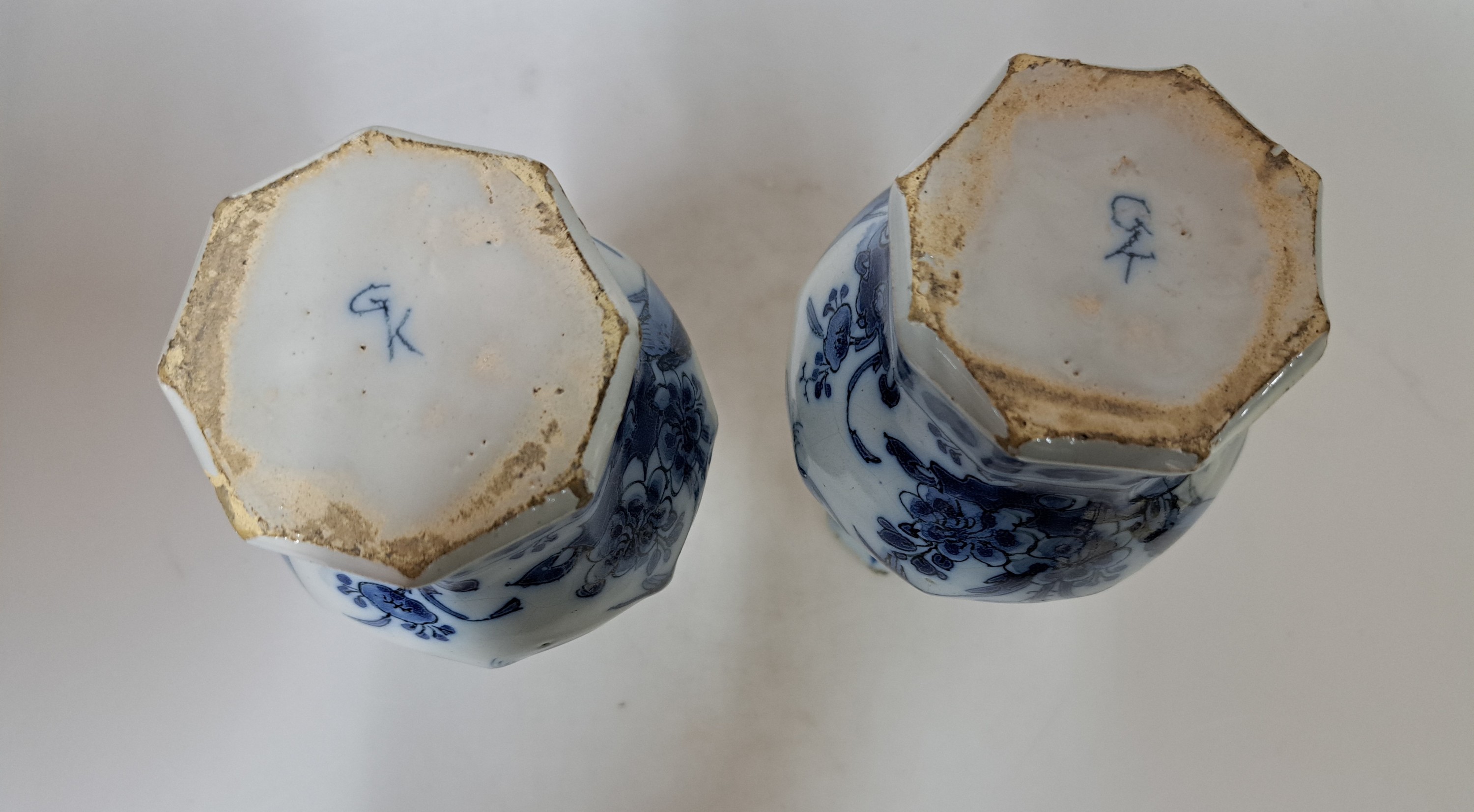 Detail n: Vier Teile barocke Fayence, 18. Jh., Frankfurter Schale, D. 31.5 cm, Vase H. ca. 34 cm, zwei kleine Vasen H. 18.5 cm, eine Vase am Rand besch., die ...